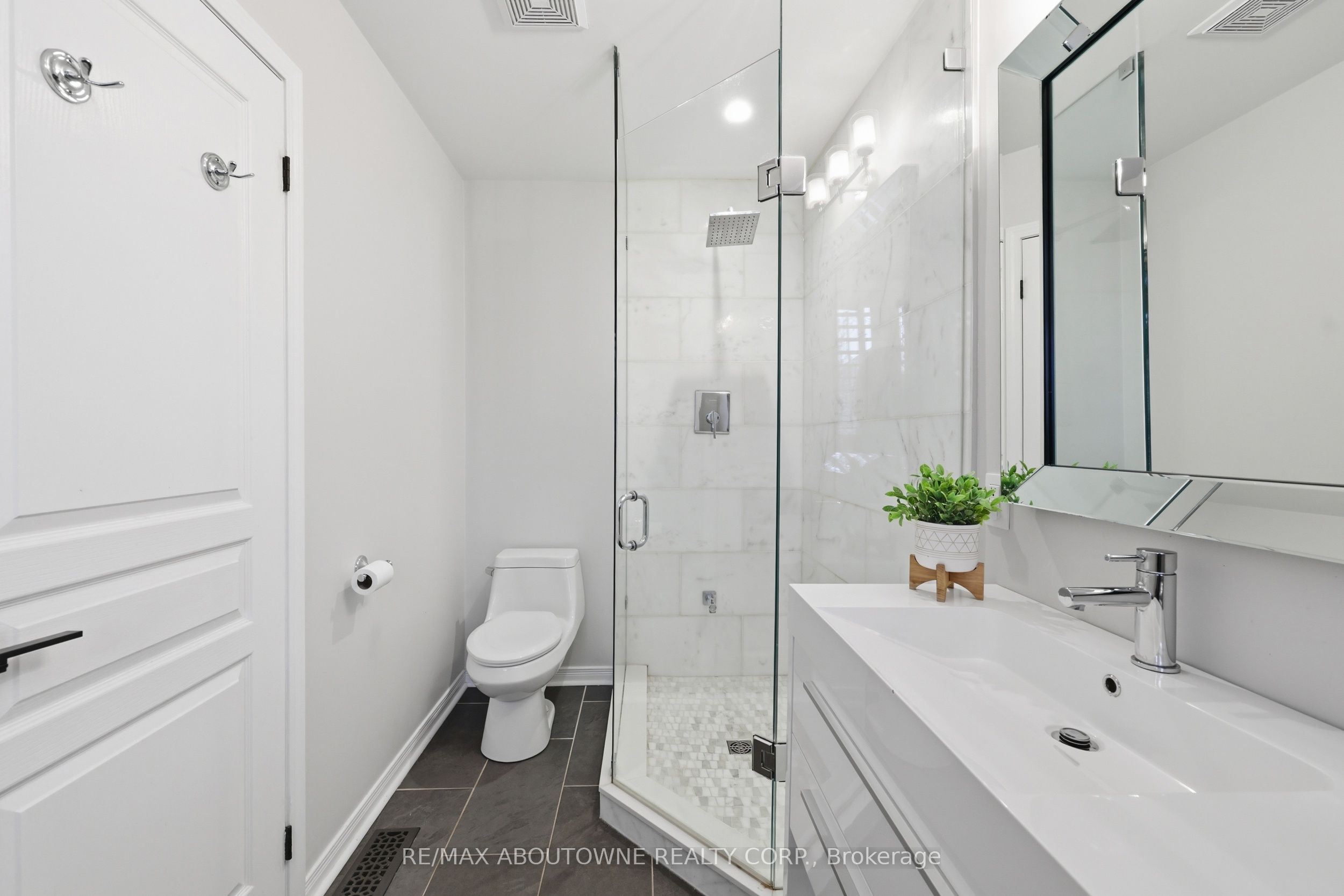 2202 Brookhaven Crescent, Oakville ‣ W13466166 2202 Brookhaven Crescent, Oakville ‣ W13466166