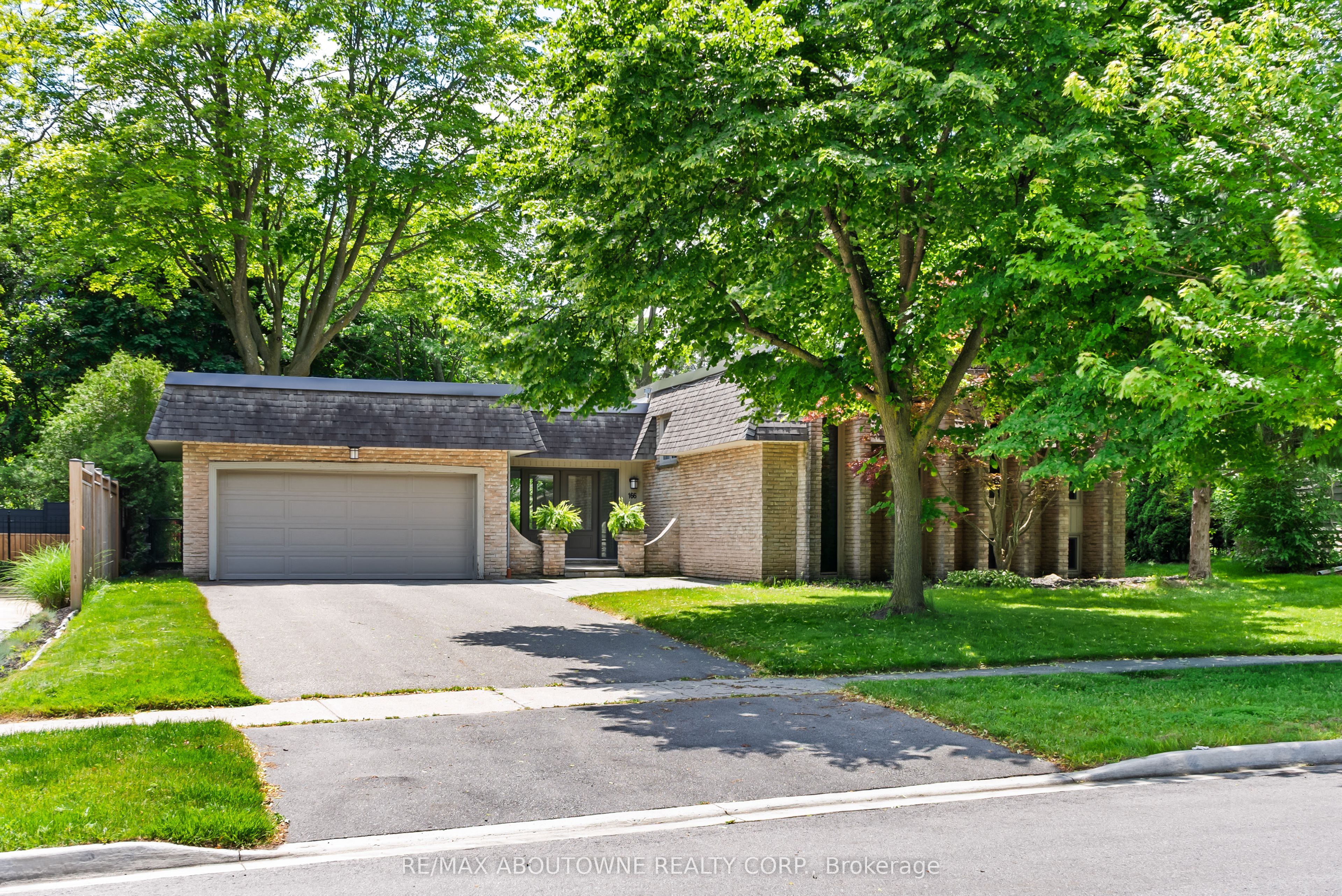 166 Castle Crescent, Oakville