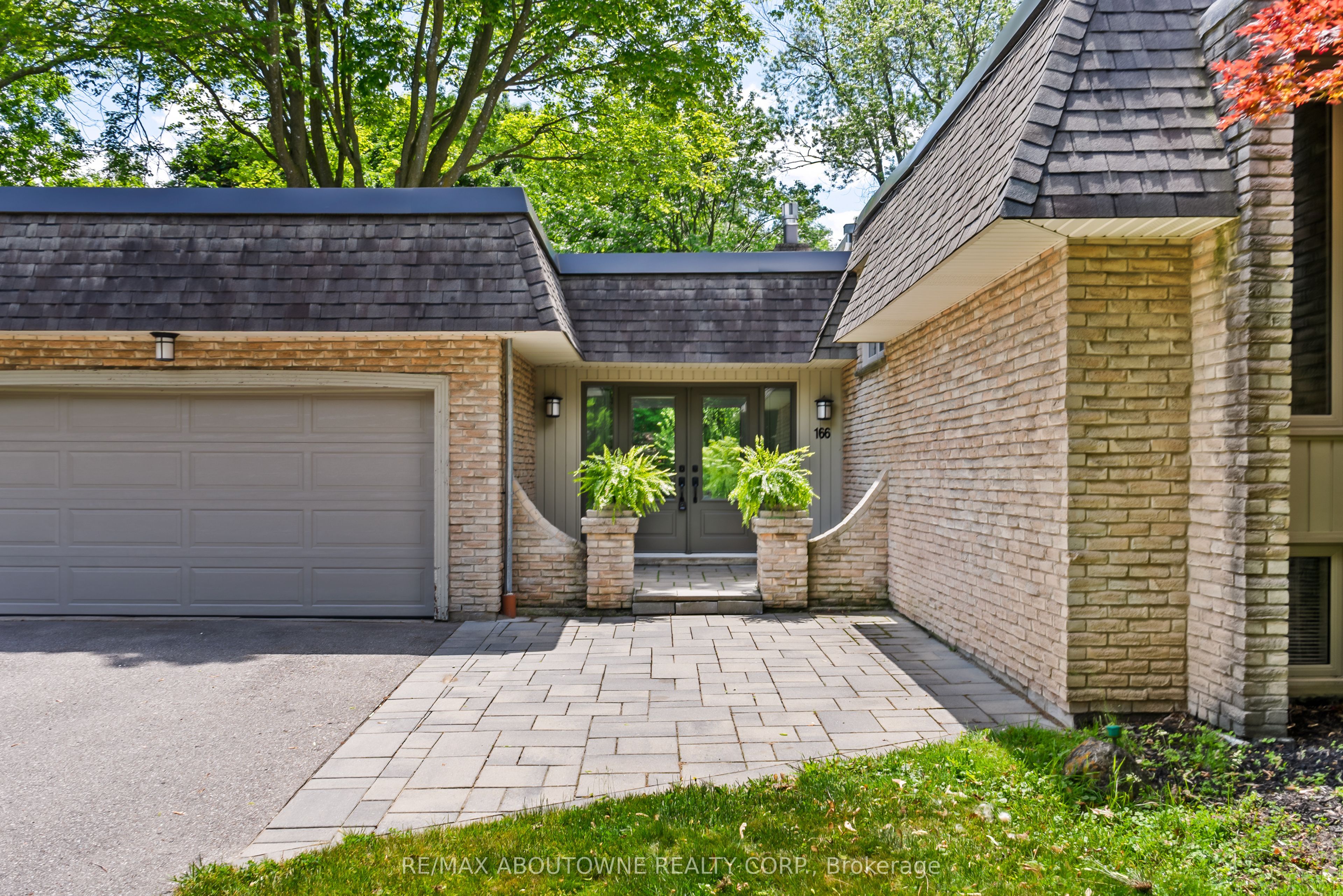 166 Castle Crescent, Oakville ‣ W13467314 166 Castle Crescent, Oakville ‣ W13467314