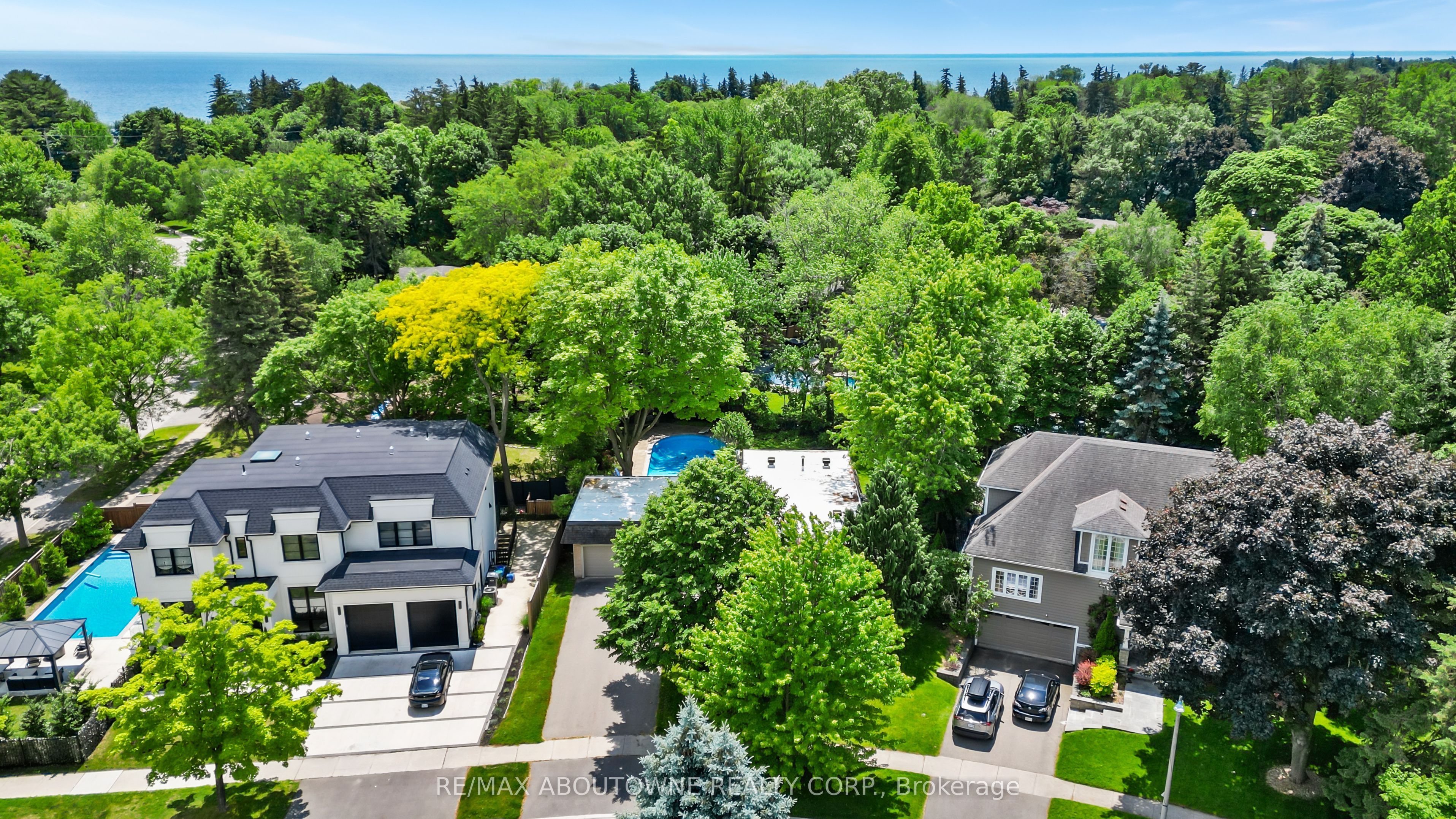 166 Castle Crescent, Oakville ‣ W13467314 166 Castle Crescent, Oakville ‣ W13467314