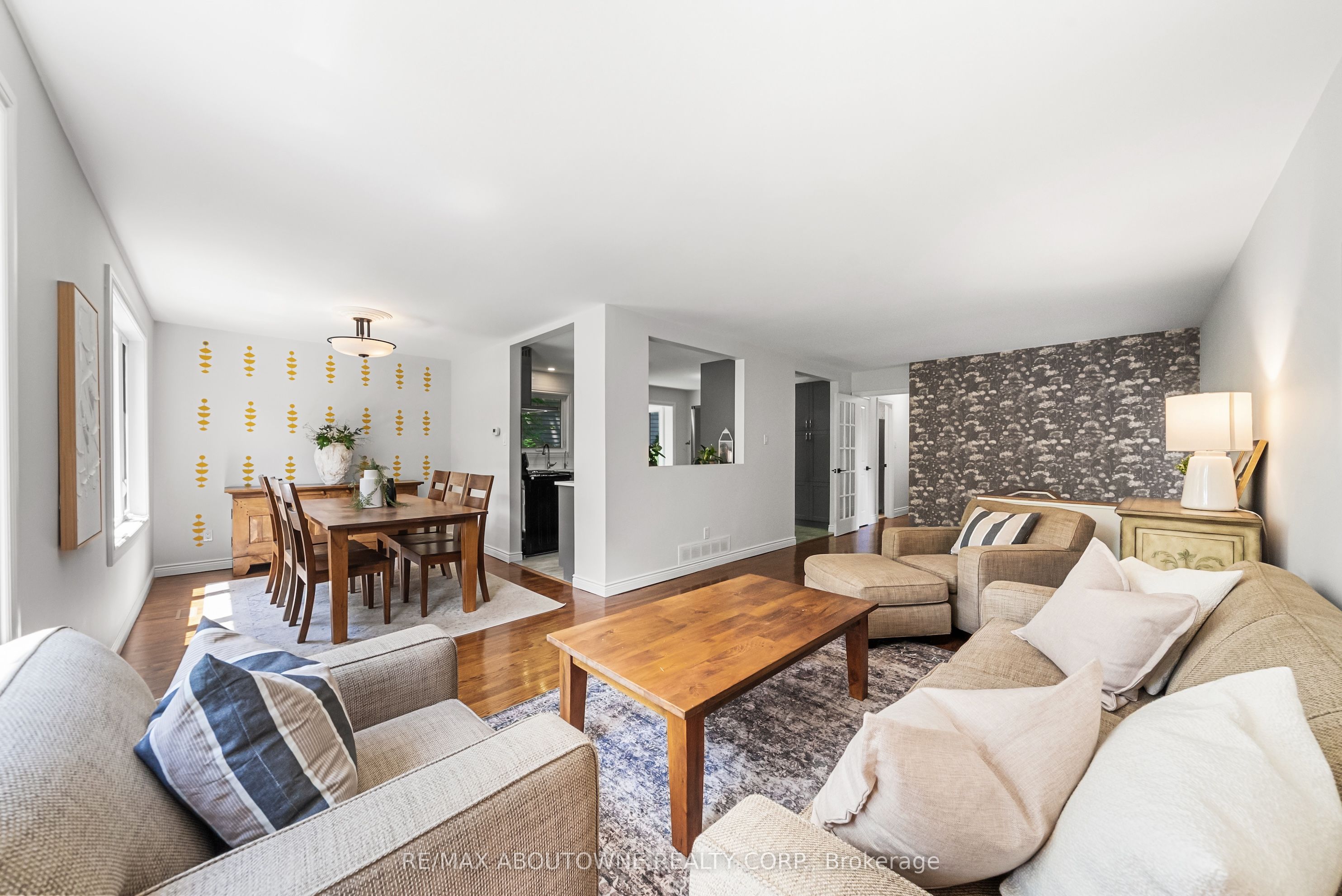 166 Castle Crescent, Oakville ‣ W13467314 166 Castle Crescent, Oakville ‣ W13467314