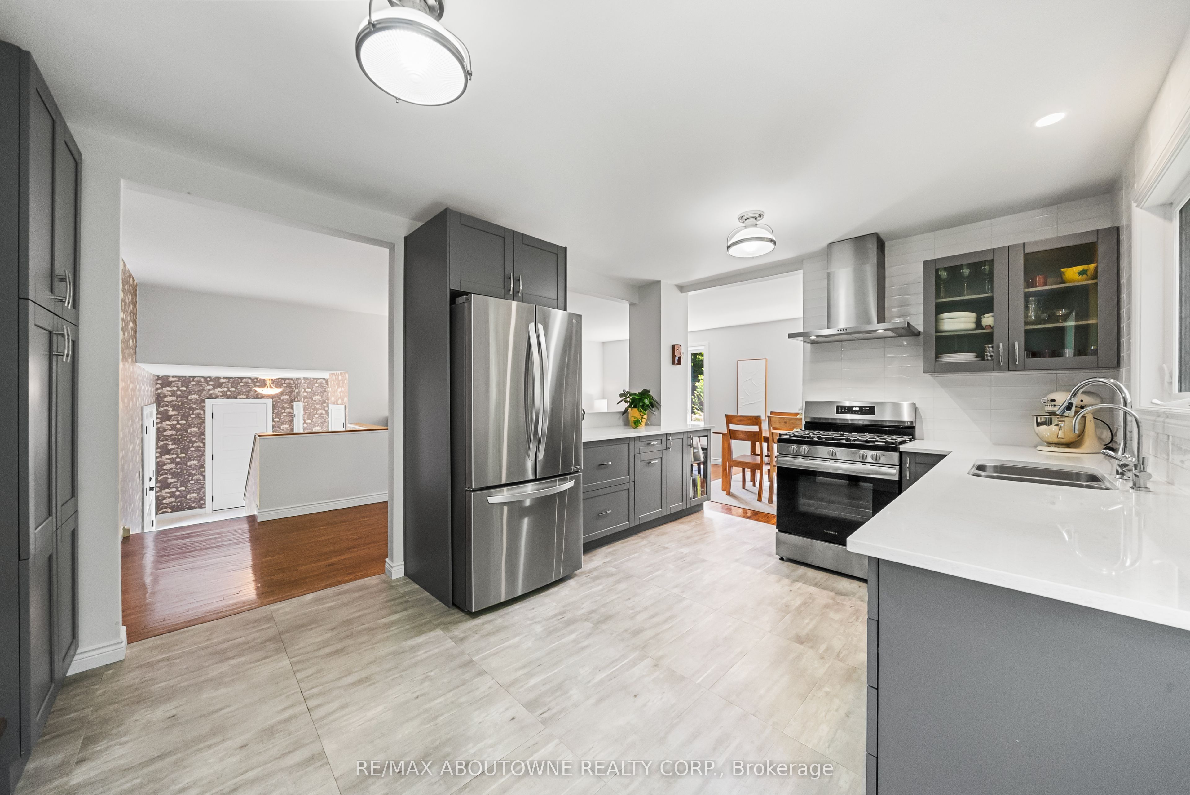166 Castle Crescent, Oakville ‣ W13467314 166 Castle Crescent, Oakville ‣ W13467314