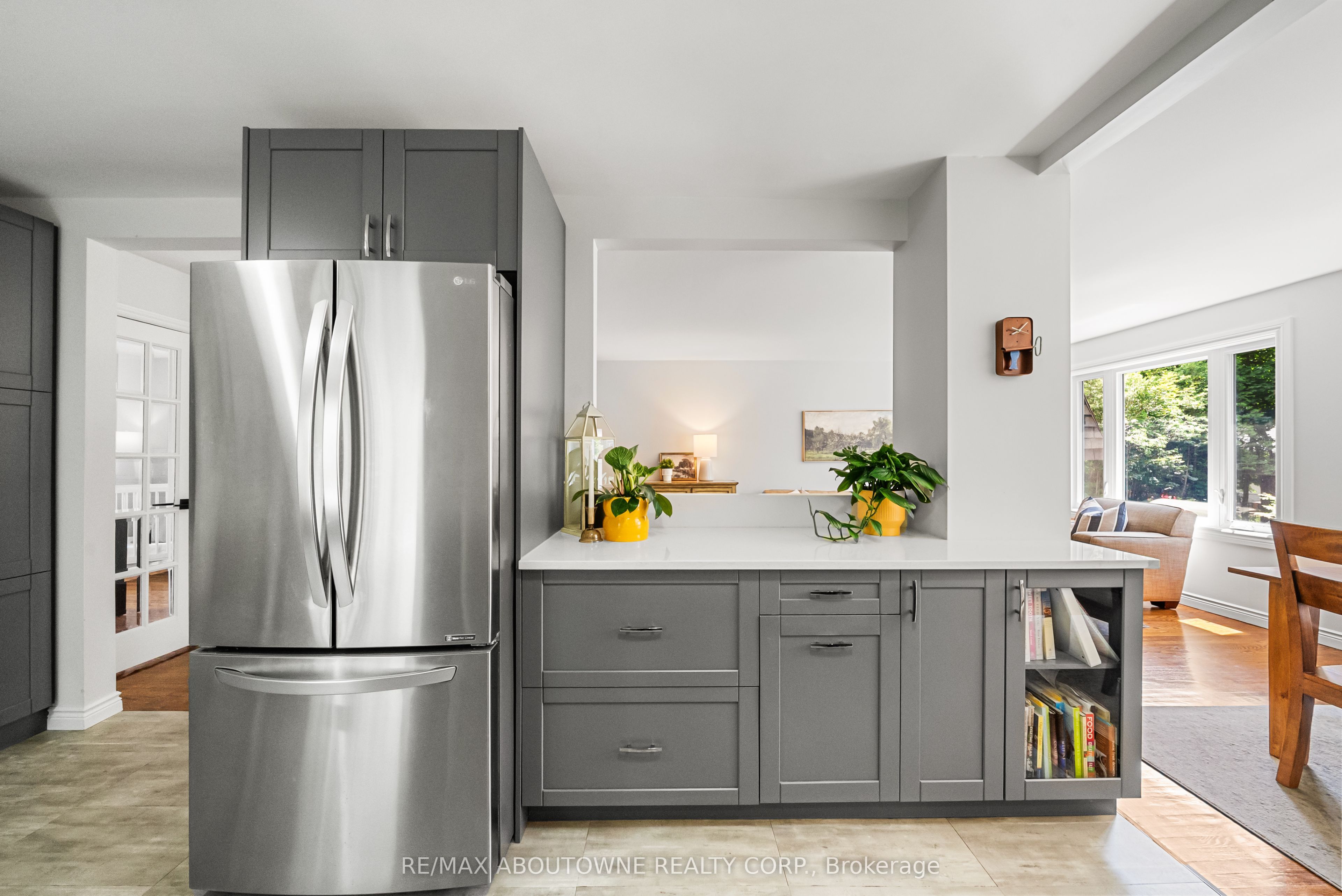166 Castle Crescent, Oakville ‣ W13467314 166 Castle Crescent, Oakville ‣ W13467314