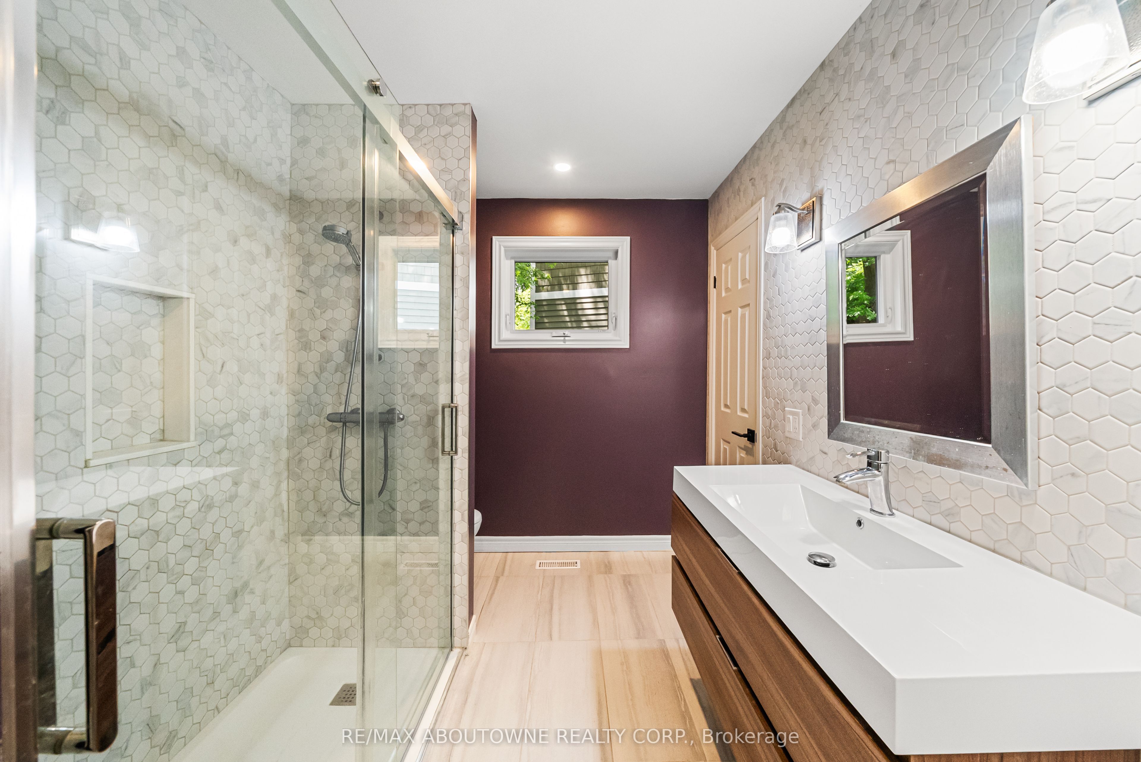 166 Castle Crescent, Oakville ‣ W13467314 166 Castle Crescent, Oakville ‣ W13467314