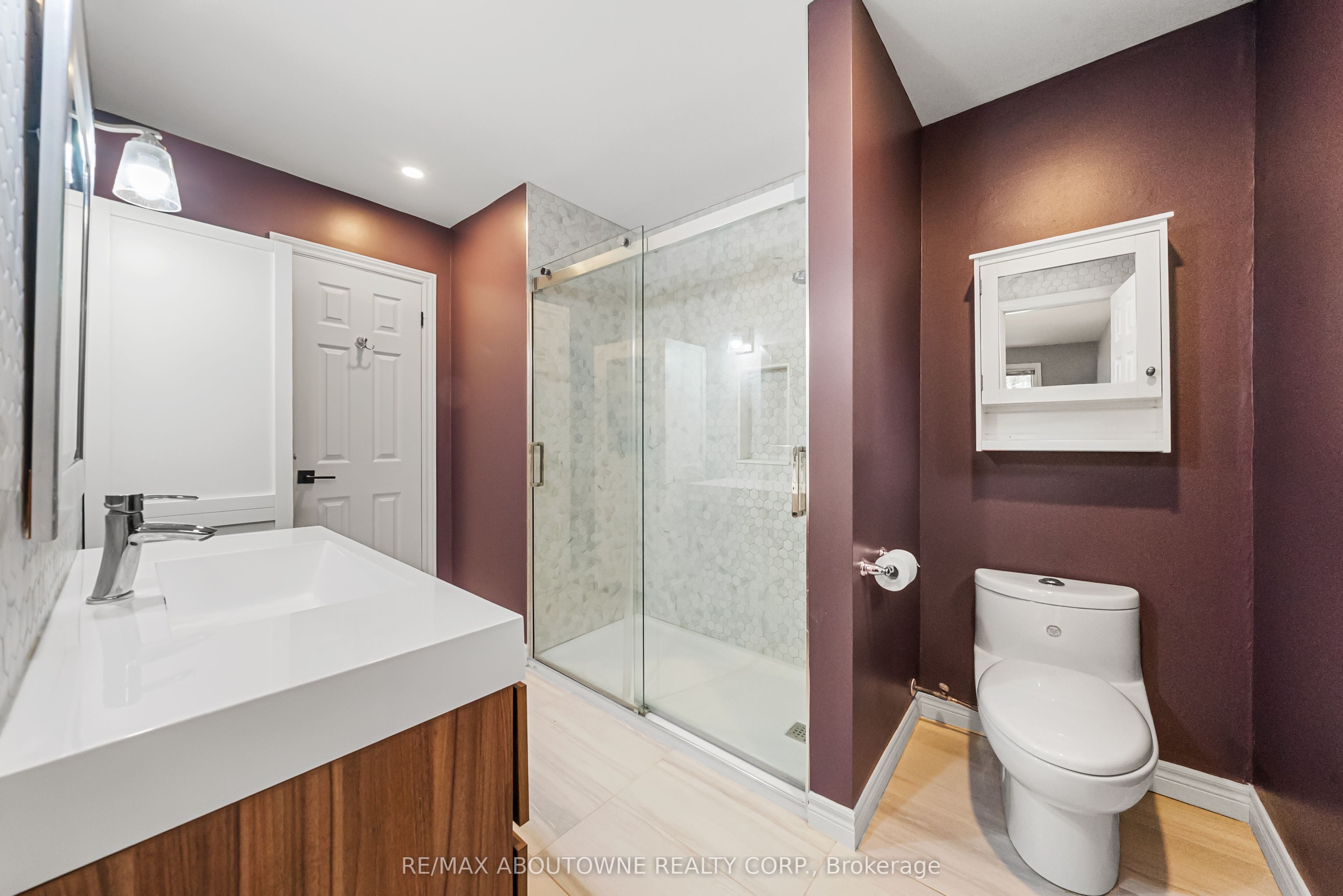 166 Castle Crescent, Oakville ‣ W13467314 166 Castle Crescent, Oakville ‣ W13467314