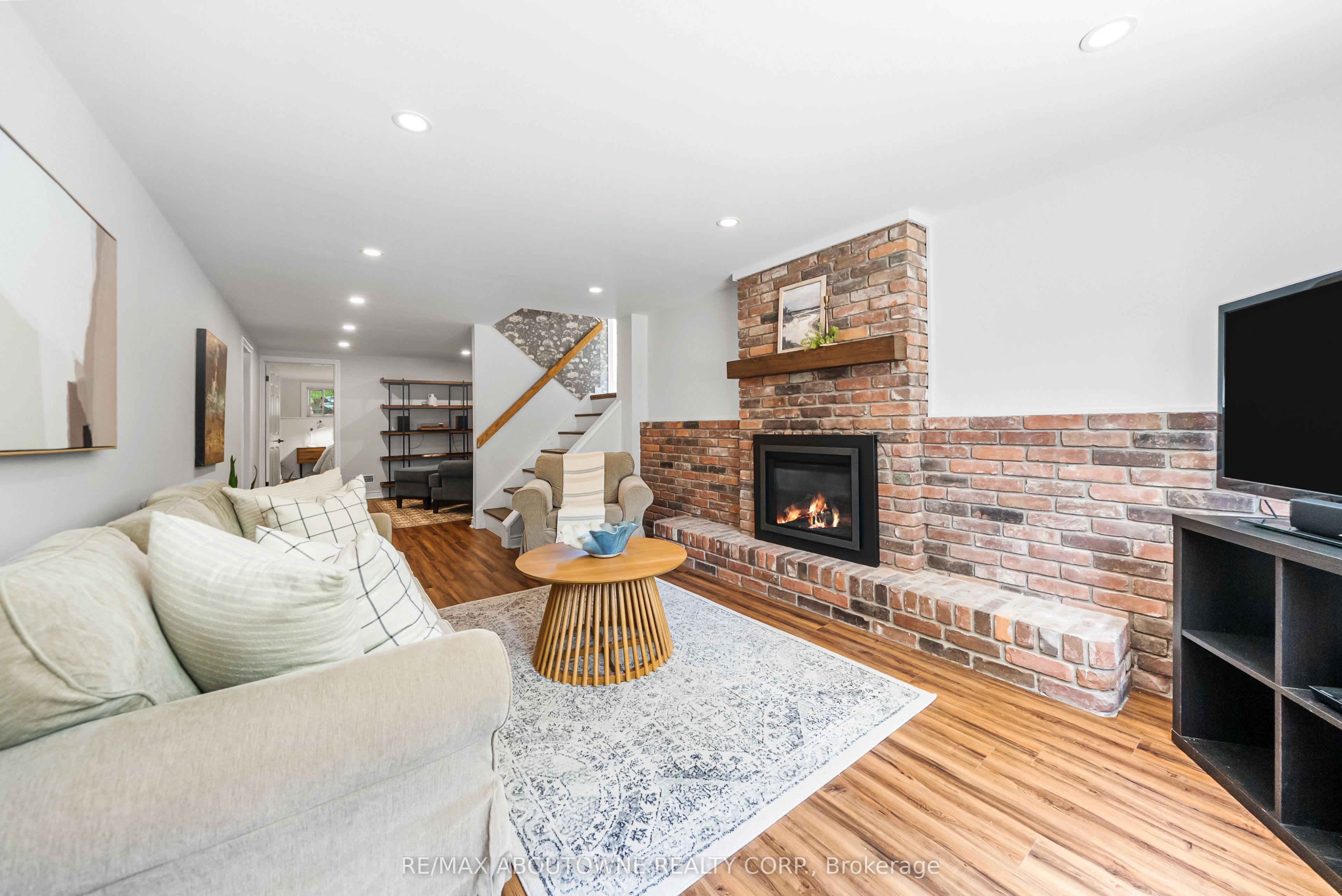 166 Castle Crescent, Oakville ‣ W13467314 166 Castle Crescent, Oakville ‣ W13467314