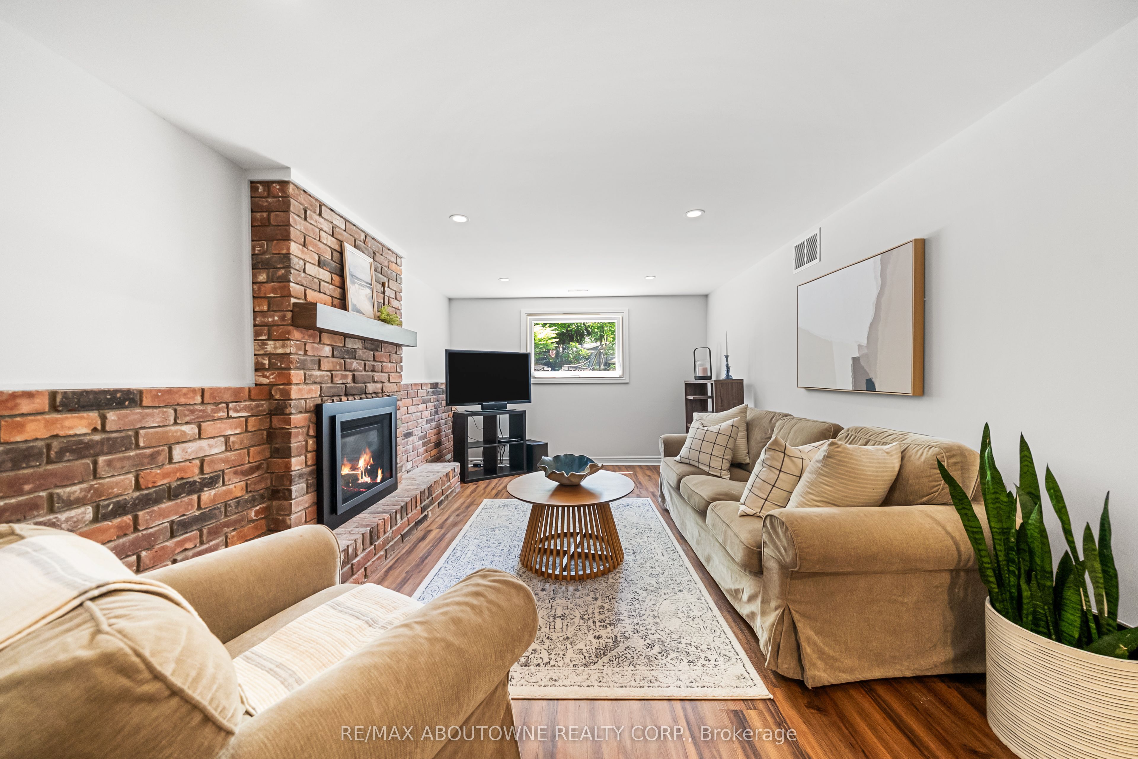 166 Castle Crescent, Oakville ‣ W13467314 166 Castle Crescent, Oakville ‣ W13467314