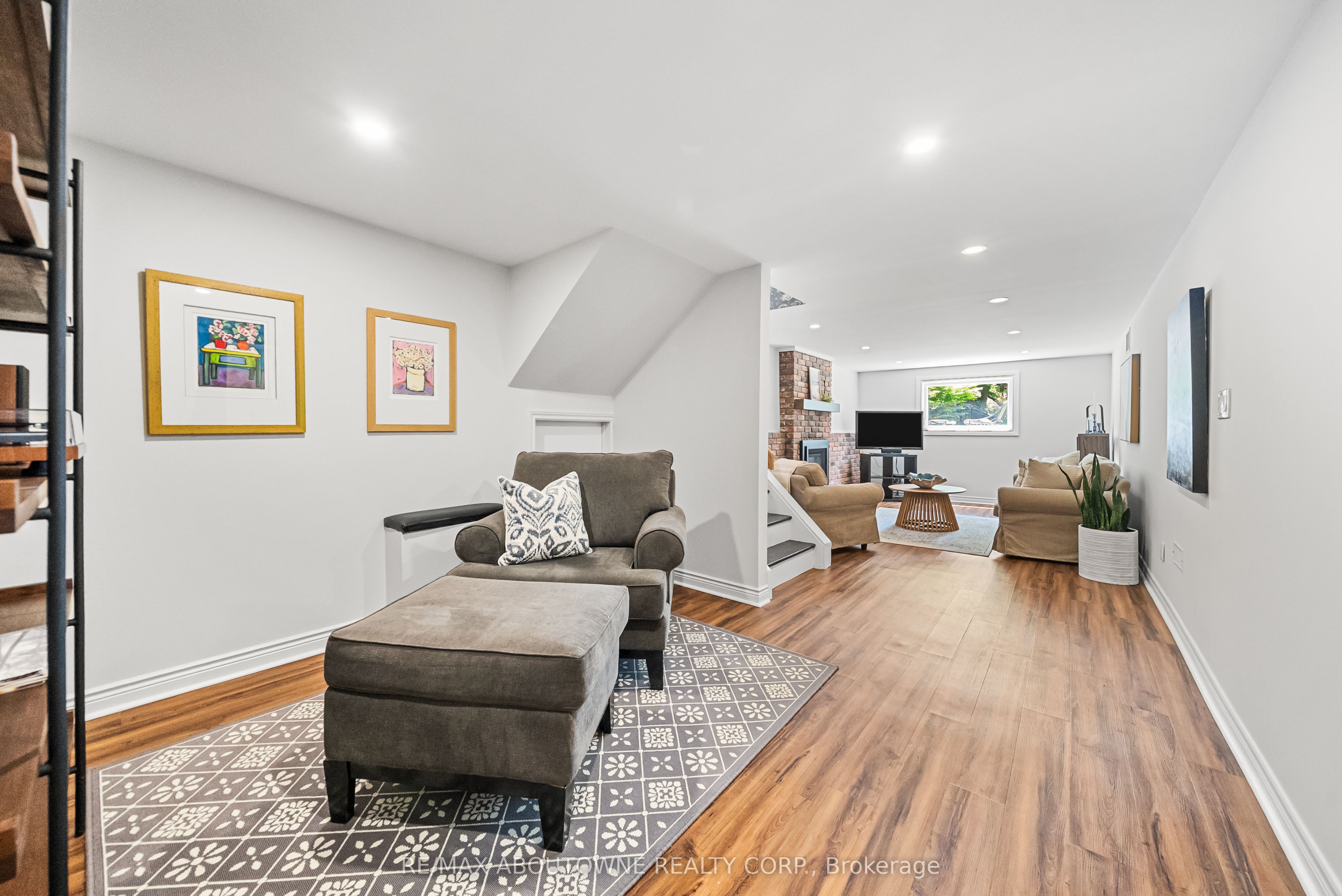 166 Castle Crescent, Oakville ‣ W13467314 166 Castle Crescent, Oakville ‣ W13467314