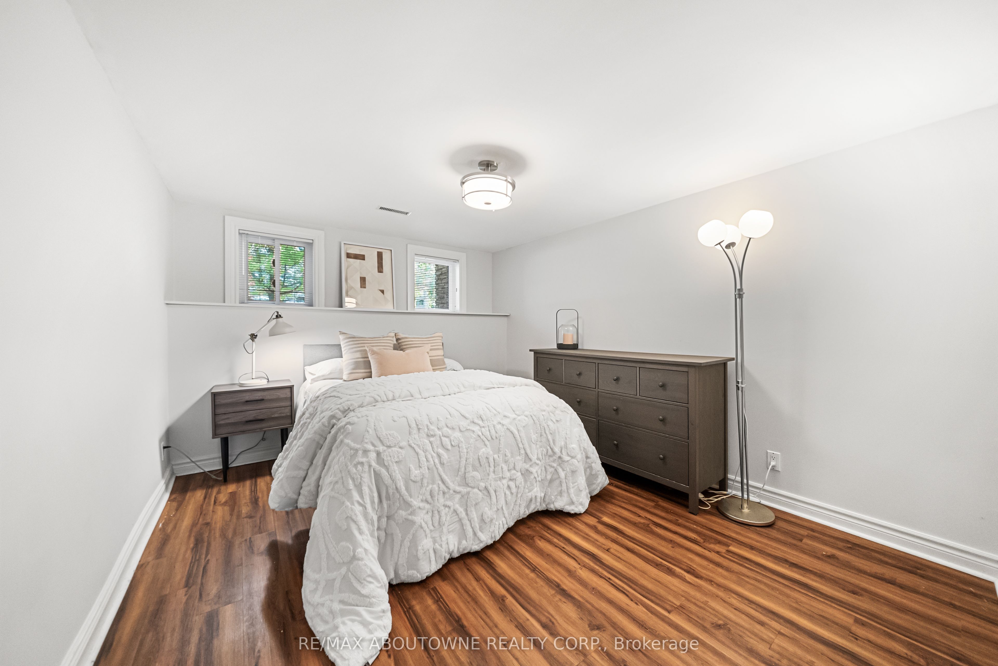 166 Castle Crescent, Oakville ‣ W13467314 166 Castle Crescent, Oakville ‣ W13467314