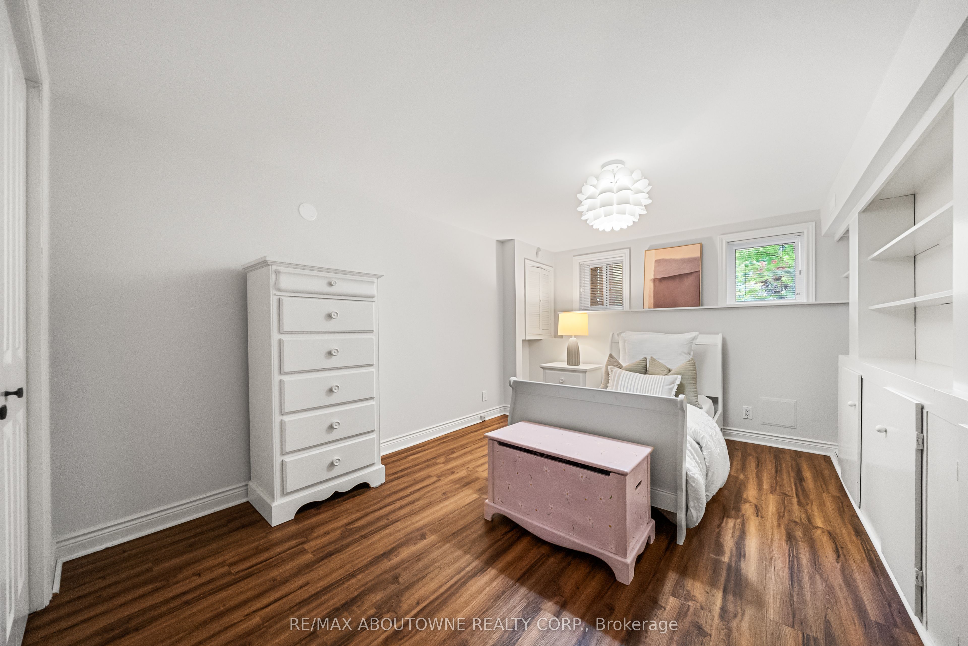 166 Castle Crescent, Oakville ‣ W13467314 166 Castle Crescent, Oakville ‣ W13467314