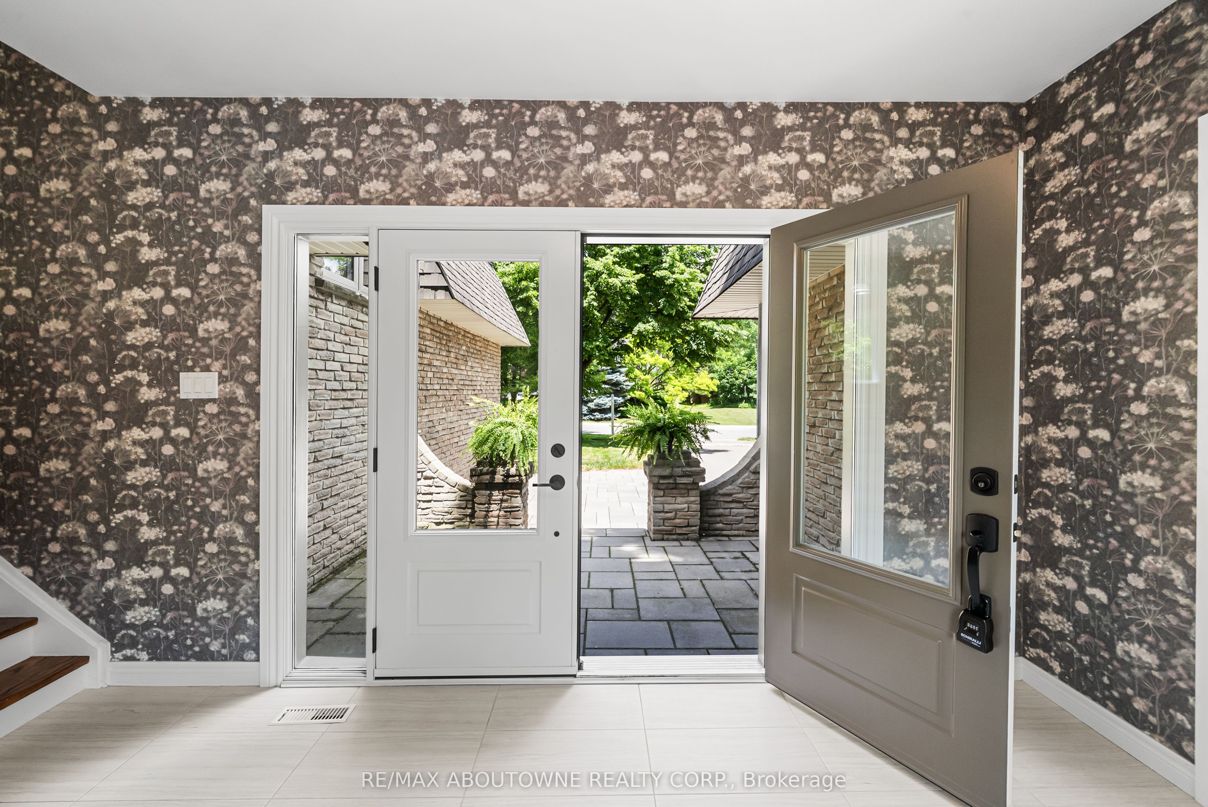166 Castle Crescent, Oakville ‣ W13467314 166 Castle Crescent, Oakville ‣ W13467314
