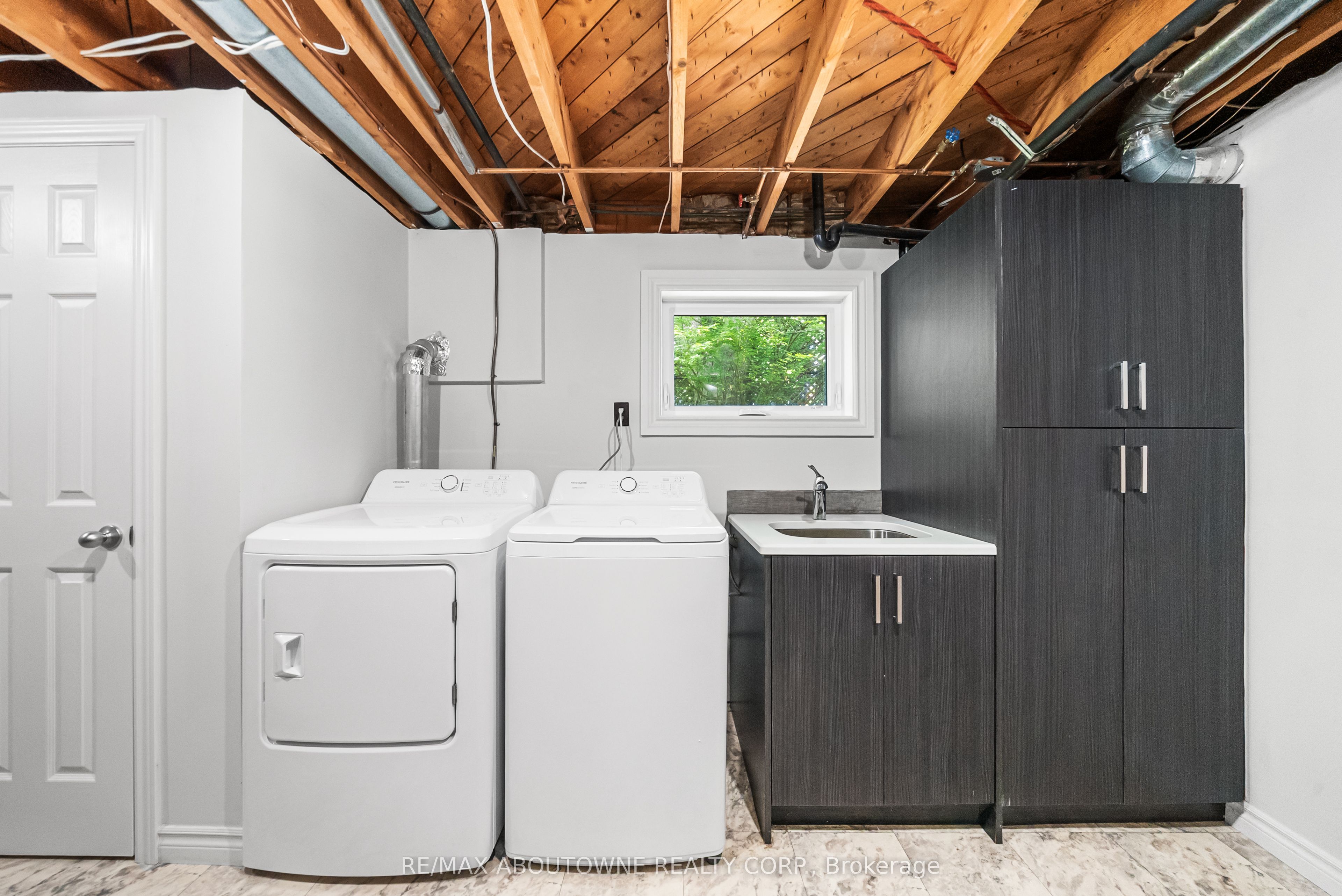 166 Castle Crescent, Oakville ‣ W13467314 166 Castle Crescent, Oakville ‣ W13467314
