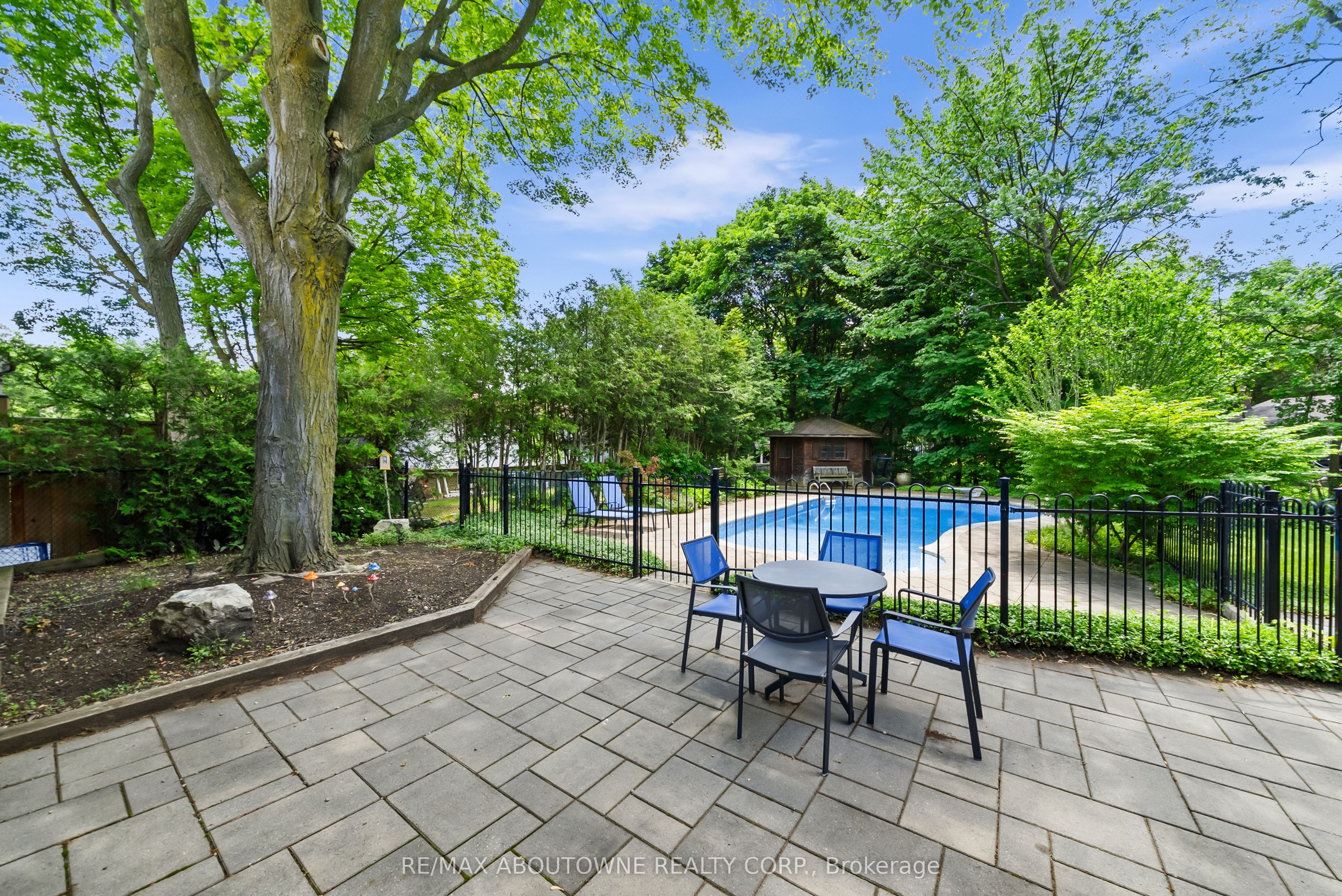 166 Castle Crescent, Oakville ‣ W13467314 166 Castle Crescent, Oakville ‣ W13467314