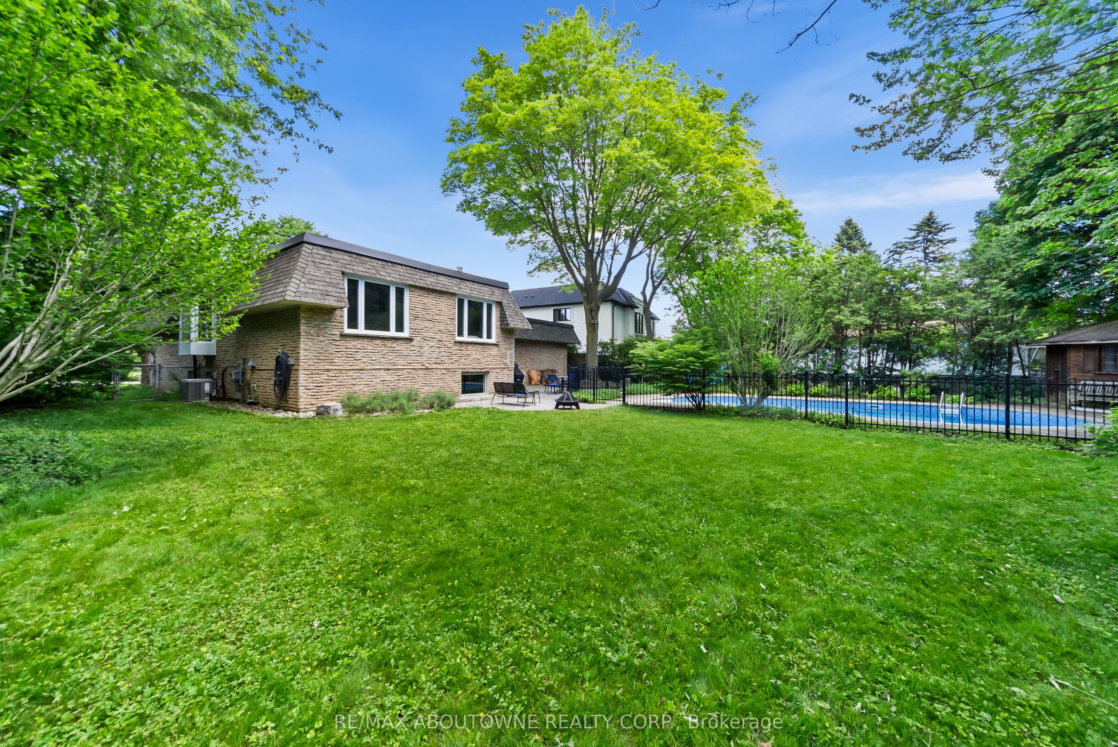 166 Castle Crescent, Oakville ‣ W13467314 166 Castle Crescent, Oakville ‣ W13467314
