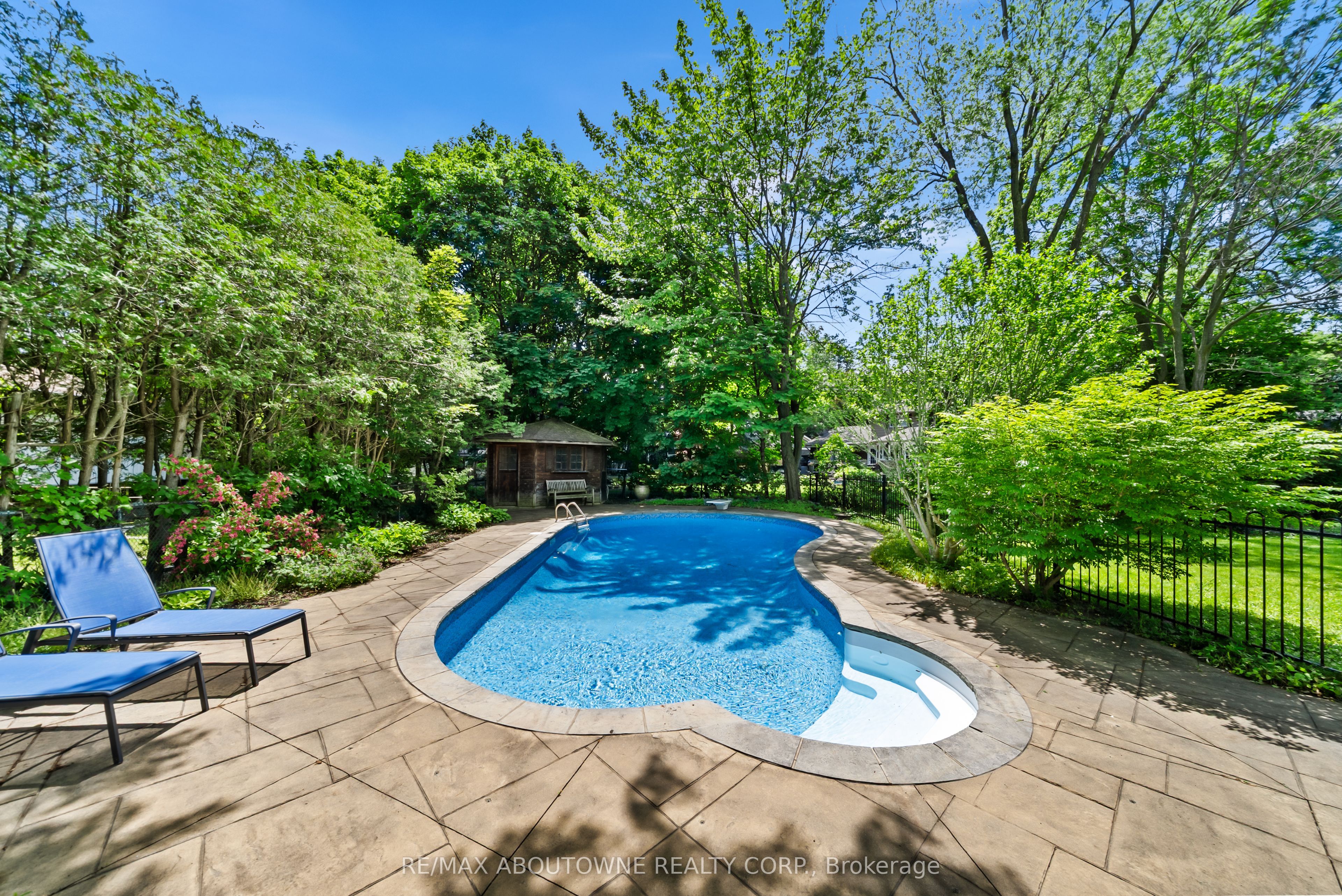 166 Castle Crescent, Oakville ‣ W13467314 166 Castle Crescent, Oakville ‣ W13467314