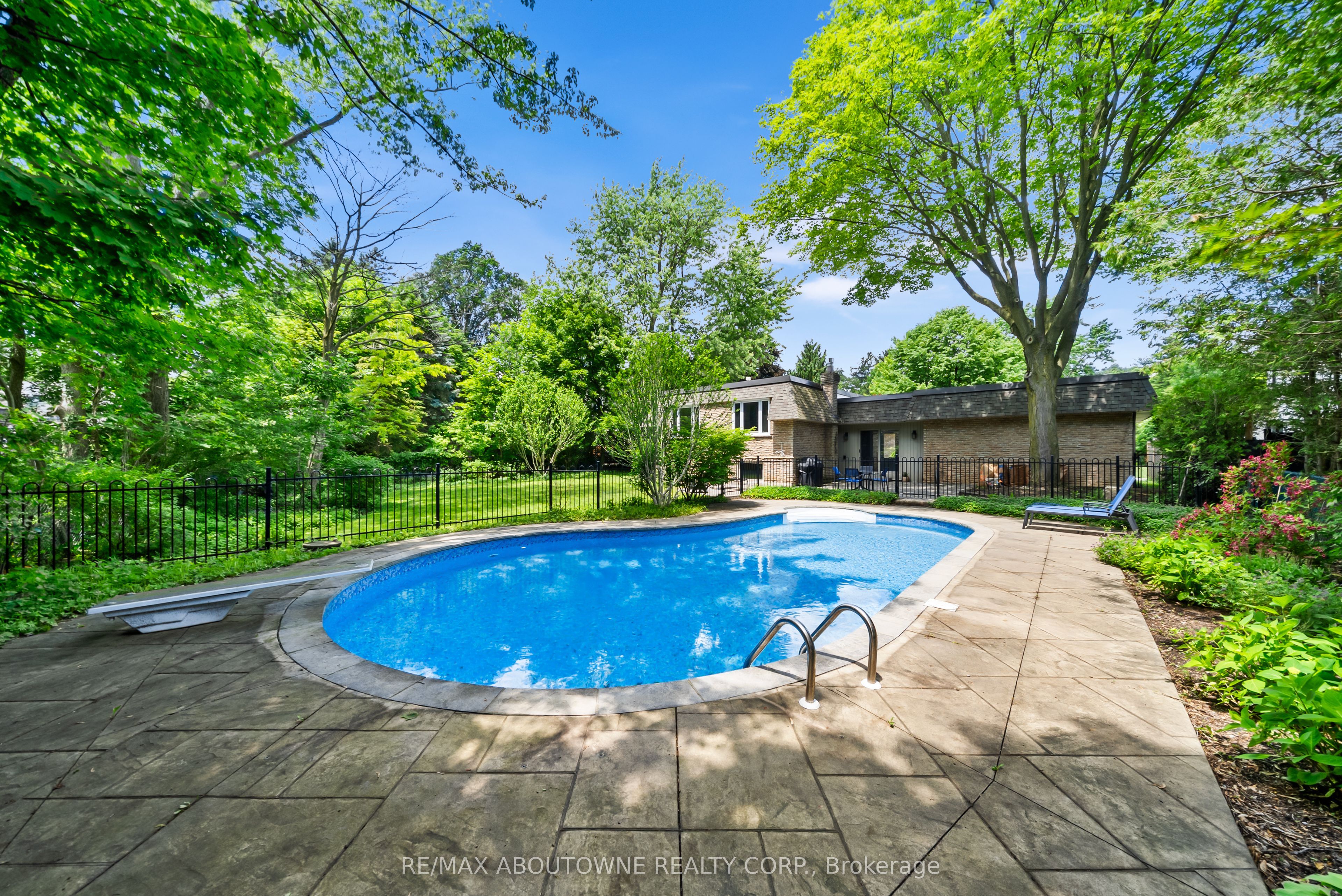 166 Castle Crescent, Oakville ‣ W13467314 166 Castle Crescent, Oakville ‣ W13467314