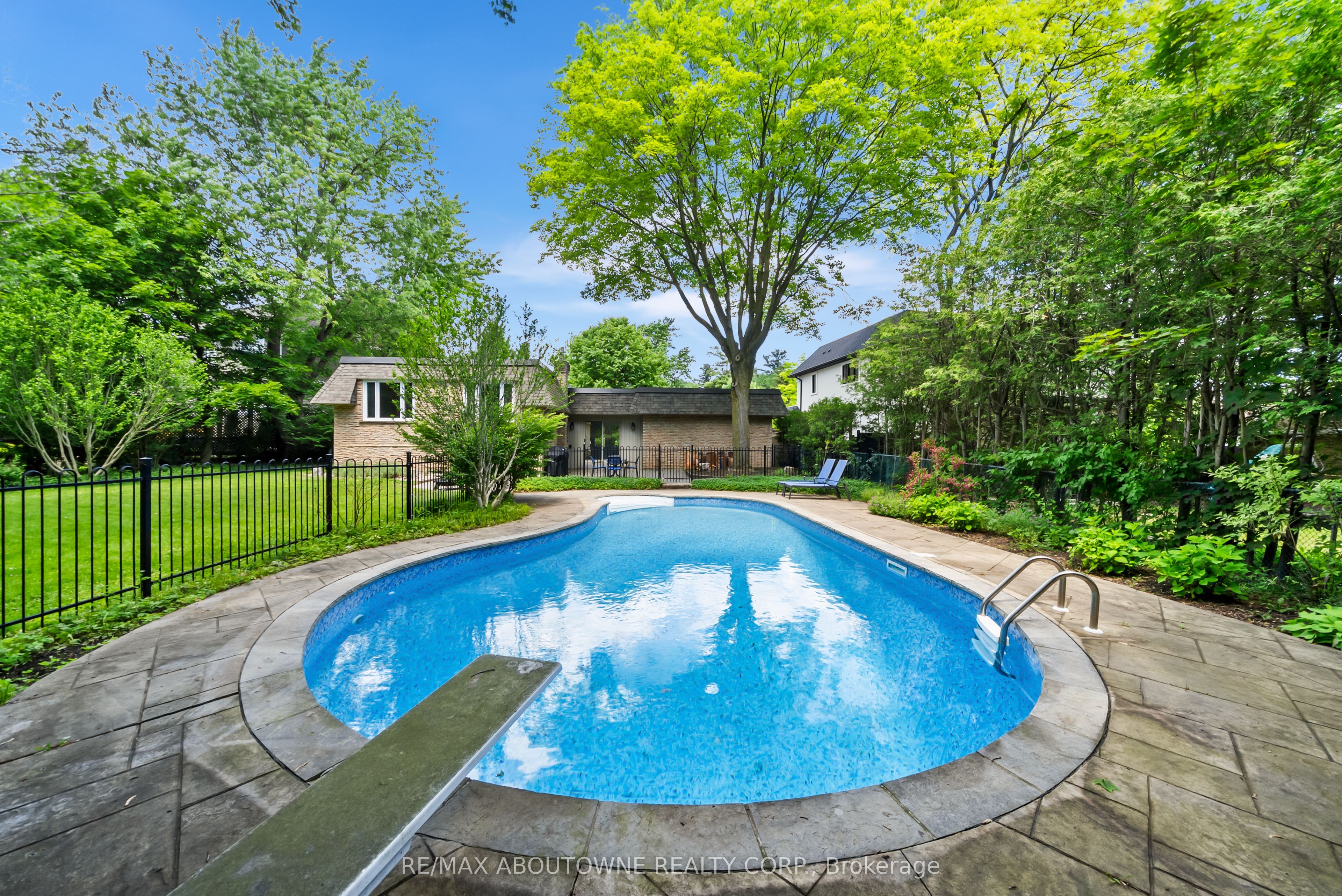 166 Castle Crescent, Oakville ‣ W13467314 166 Castle Crescent, Oakville ‣ W13467314