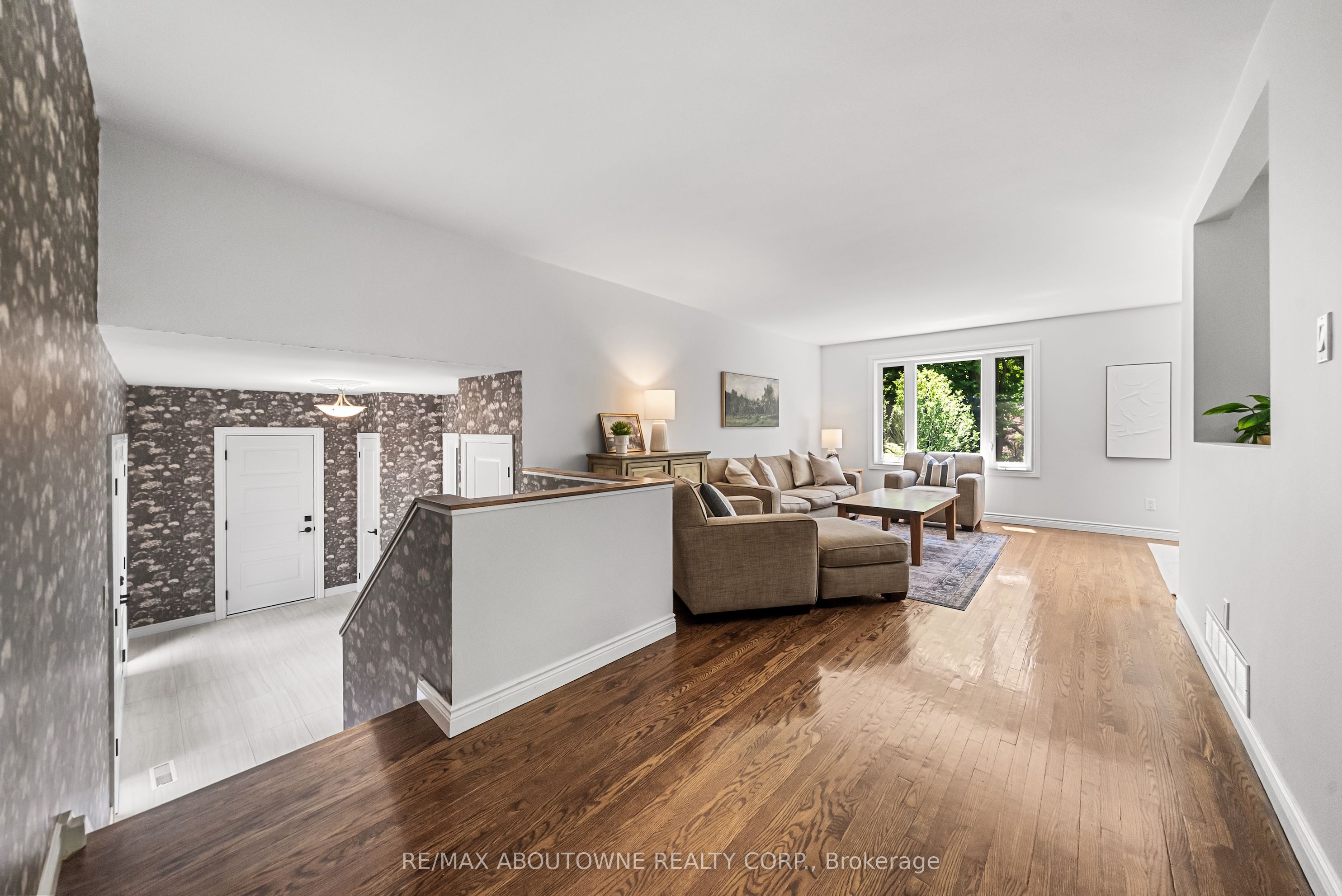 166 Castle Crescent, Oakville ‣ W13467314 166 Castle Crescent, Oakville ‣ W13467314