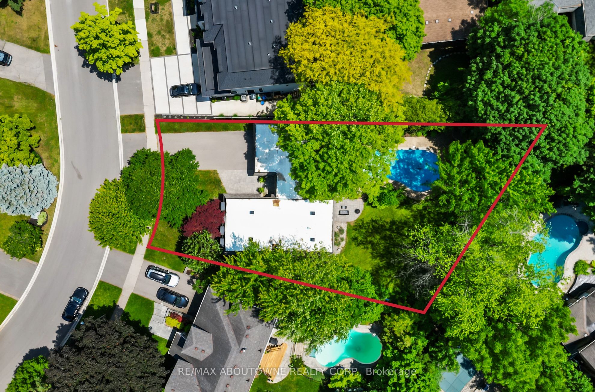 166 Castle Crescent, Oakville ‣ W13467314 166 Castle Crescent, Oakville ‣ W13467314