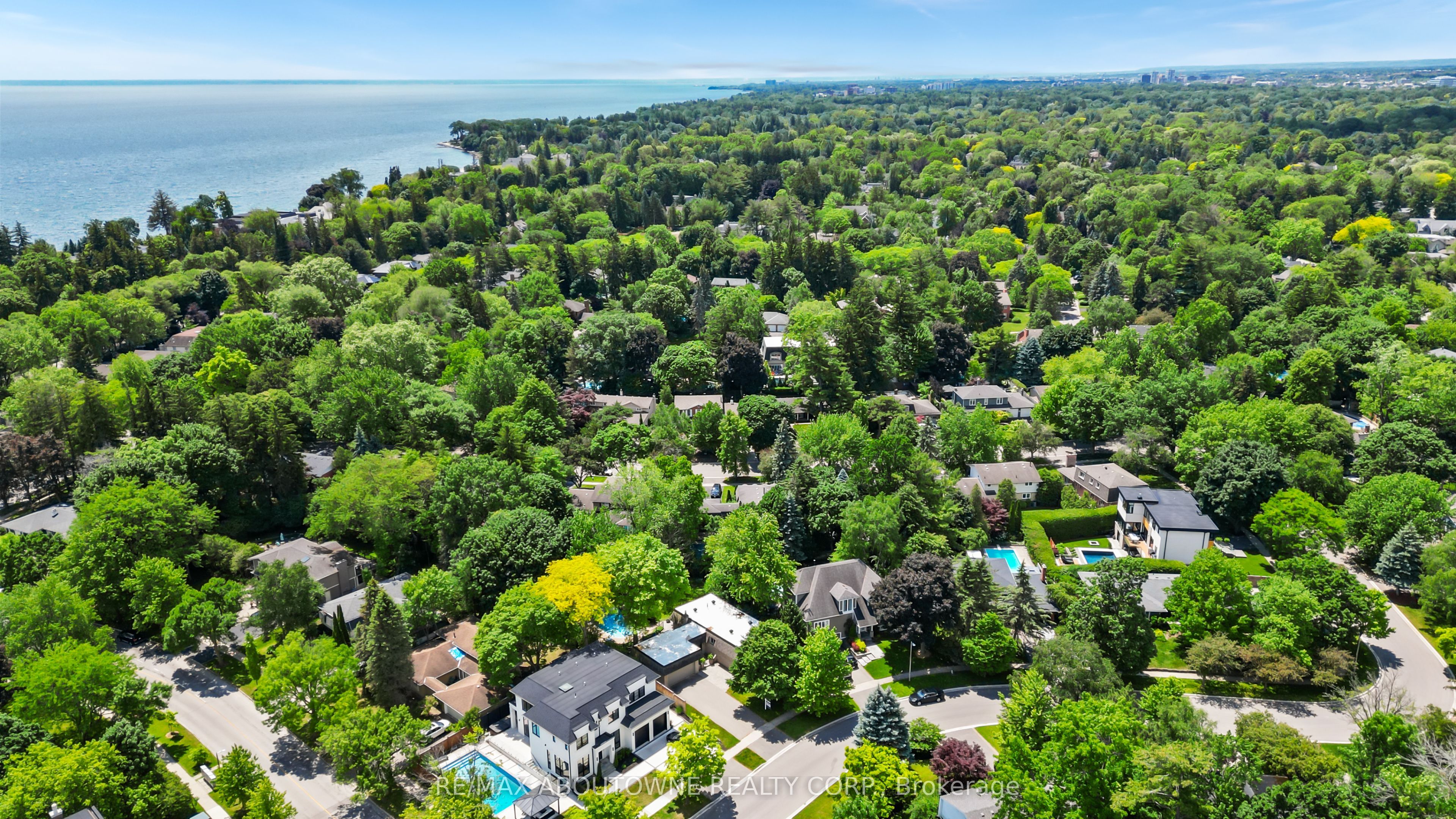 166 Castle Crescent, Oakville ‣ W13467314 166 Castle Crescent, Oakville ‣ W13467314