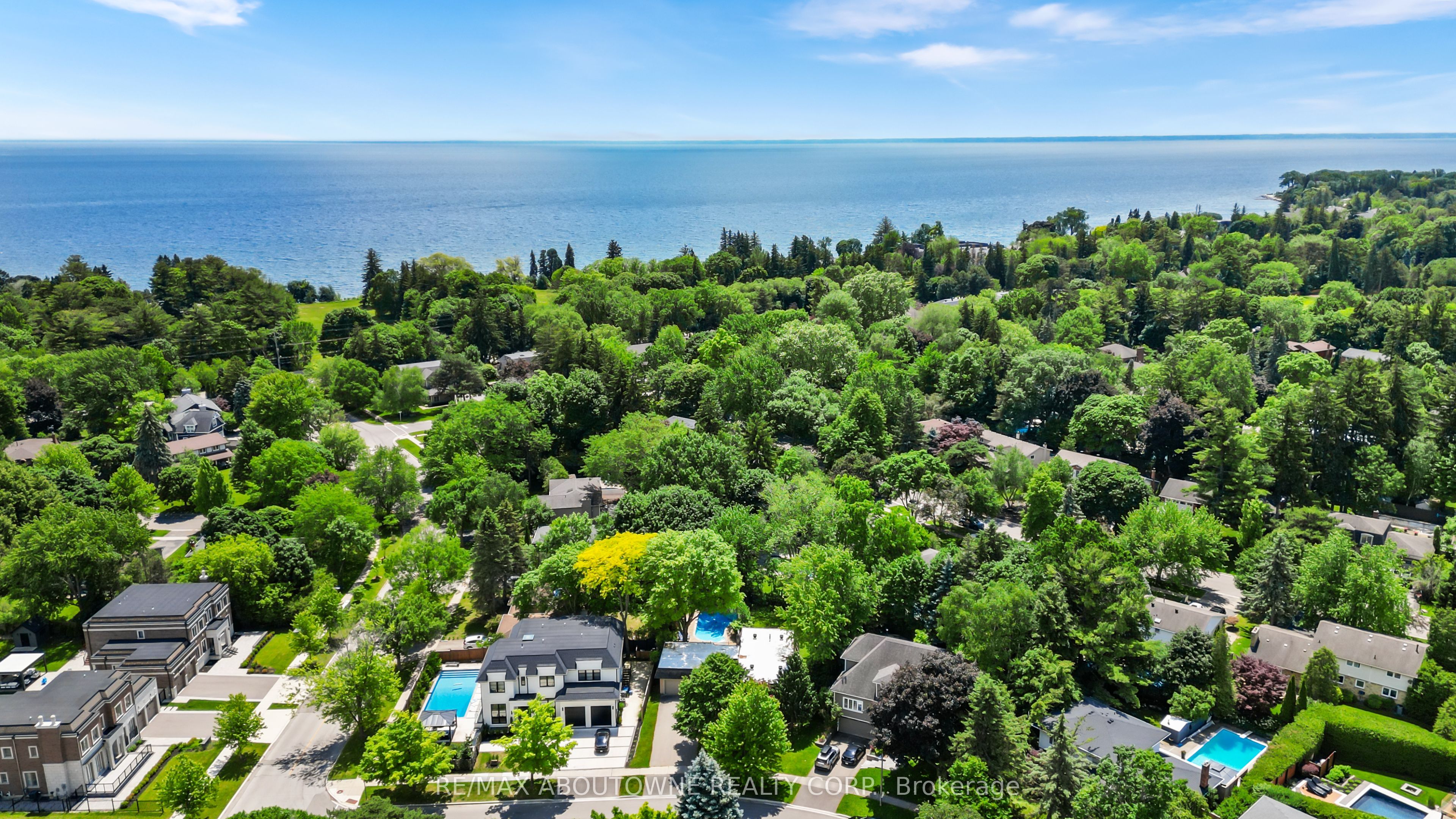 166 Castle Crescent, Oakville ‣ W13467314 166 Castle Crescent, Oakville ‣ W13467314