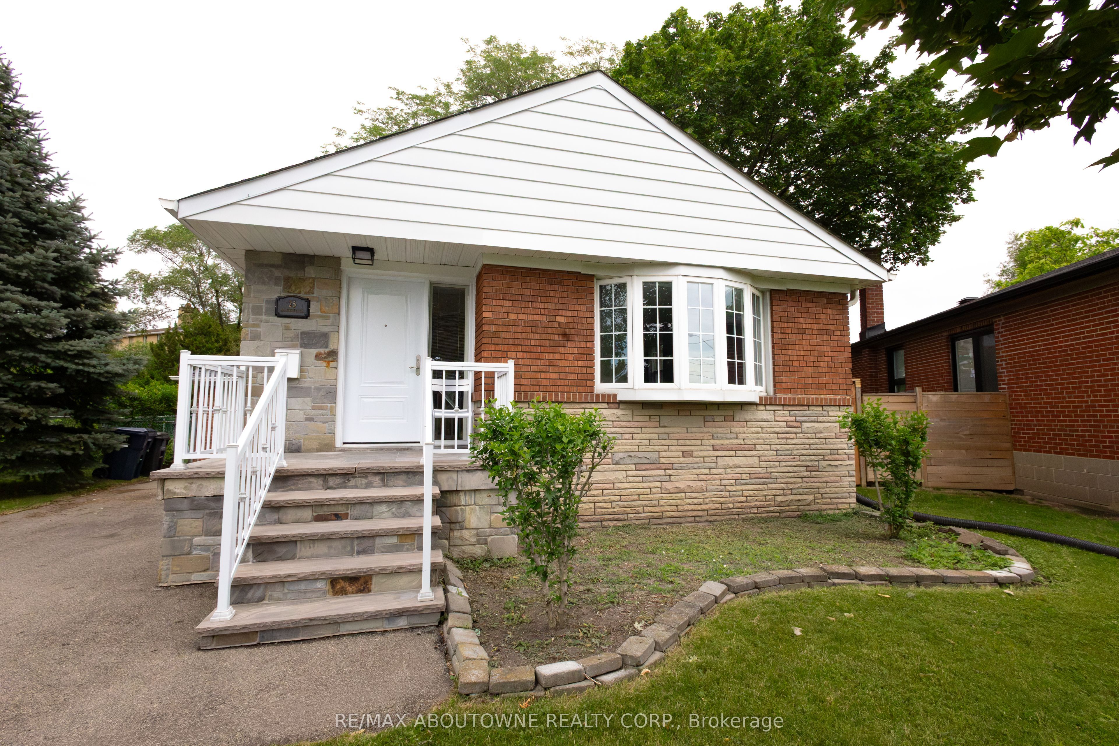 25 Allonsius Drive, Toronto W08