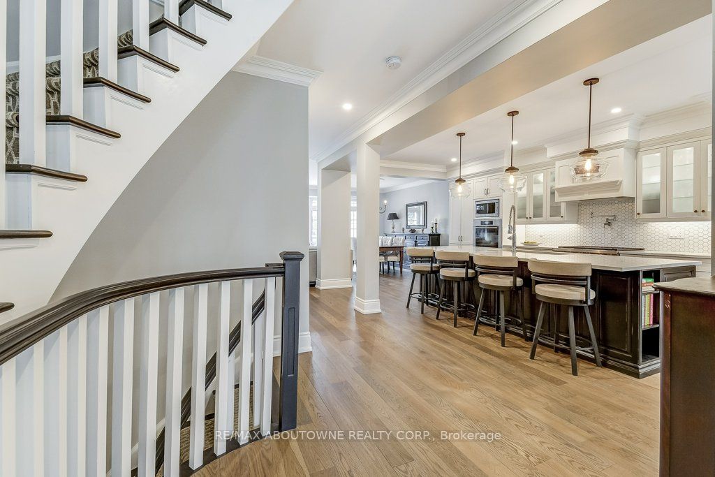 21 Chisholm Street, Oakville ‣ W13508610 21 Chisholm Street, Oakville ‣ W13508610