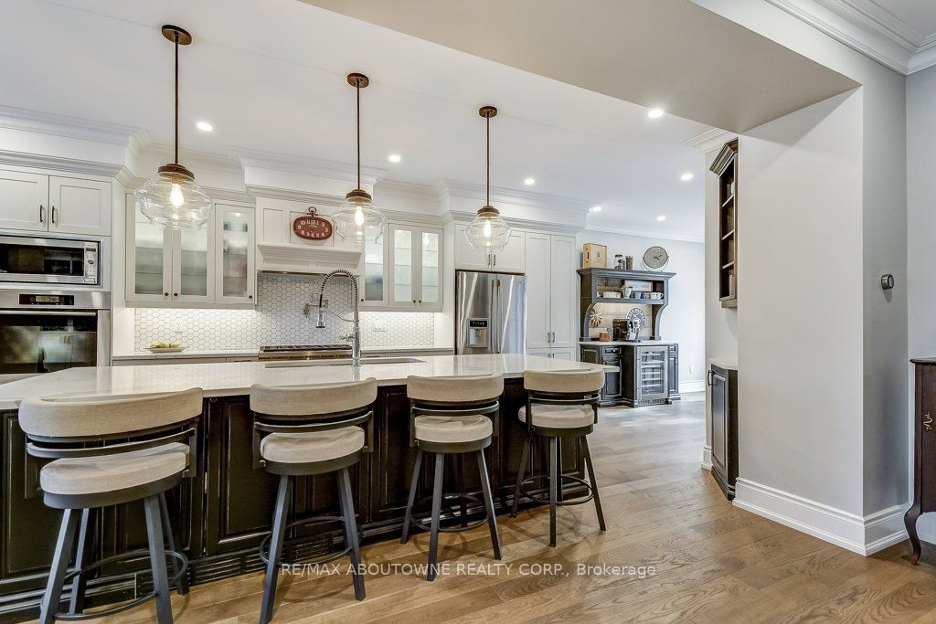 21 Chisholm Street, Oakville ‣ W13508610 21 Chisholm Street, Oakville ‣ W13508610
