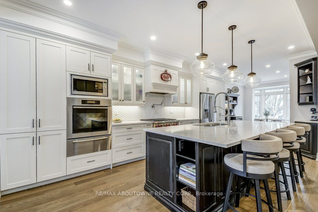 21 Chisholm Street, Oakville ‣ W13508610 21 Chisholm Street, Oakville ‣ W13508610