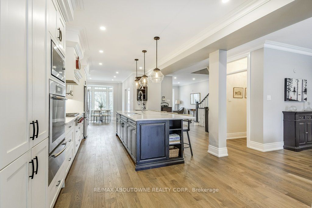 21 Chisholm Street, Oakville ‣ W13508610 21 Chisholm Street, Oakville ‣ W13508610