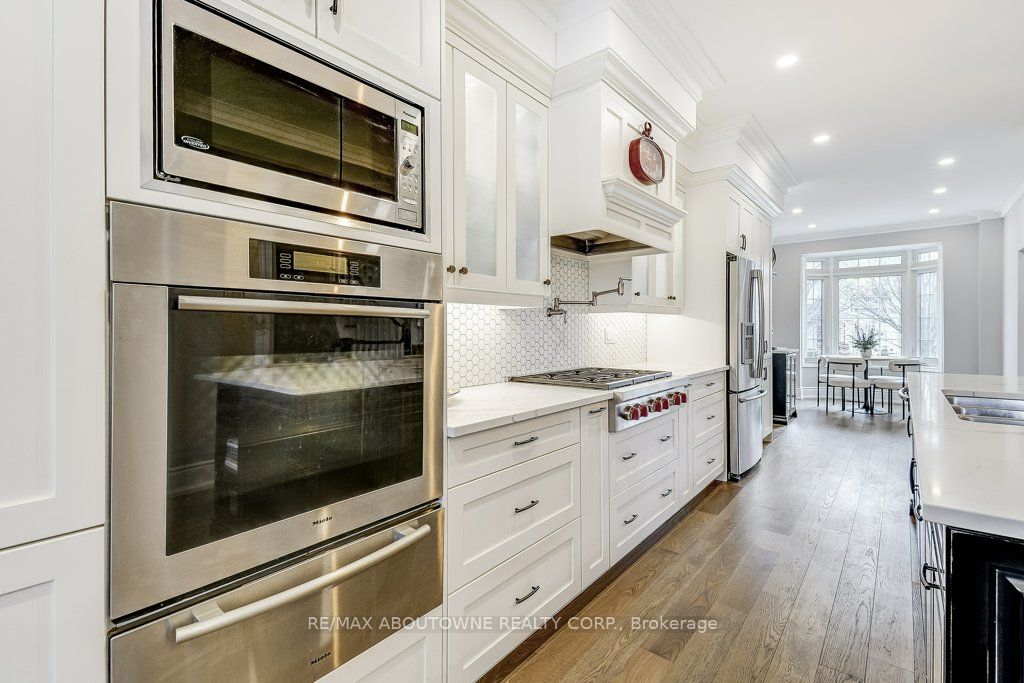 21 Chisholm Street, Oakville ‣ W13508610 21 Chisholm Street, Oakville ‣ W13508610