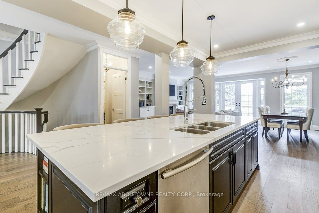 21 Chisholm Street, Oakville ‣ W13508610 21 Chisholm Street, Oakville ‣ W13508610
