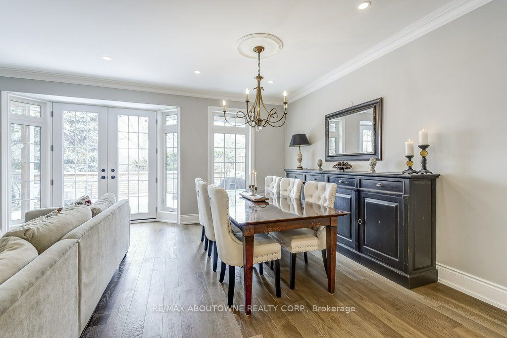 21 Chisholm Street, Oakville ‣ W13508610 21 Chisholm Street, Oakville ‣ W13508610