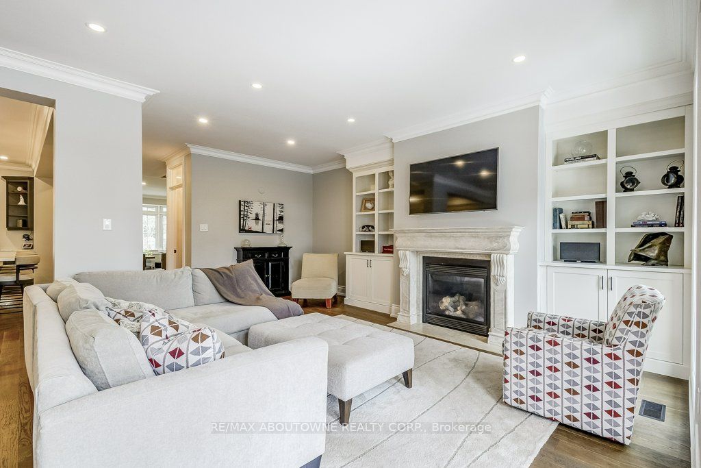 21 Chisholm Street, Oakville ‣ W13508610 21 Chisholm Street, Oakville ‣ W13508610