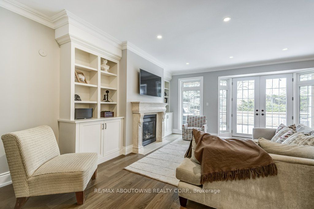 21 Chisholm Street, Oakville ‣ W13508610 21 Chisholm Street, Oakville ‣ W13508610