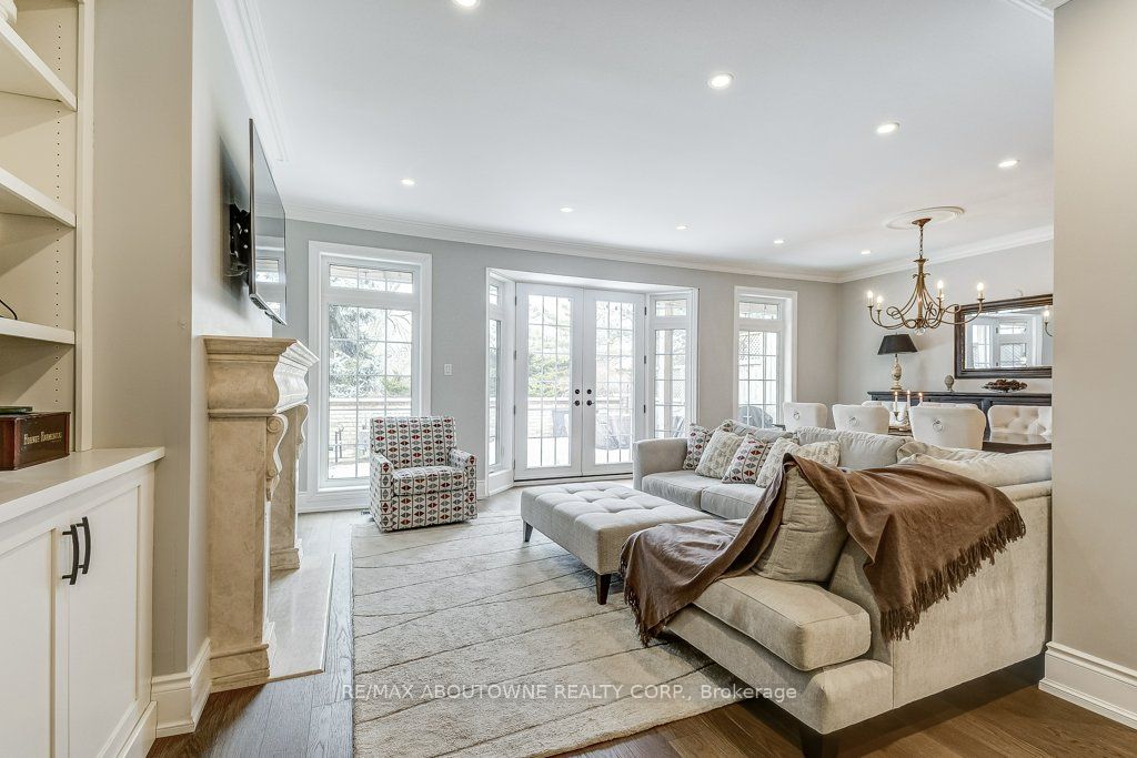21 Chisholm Street, Oakville ‣ W13508610 21 Chisholm Street, Oakville ‣ W13508610