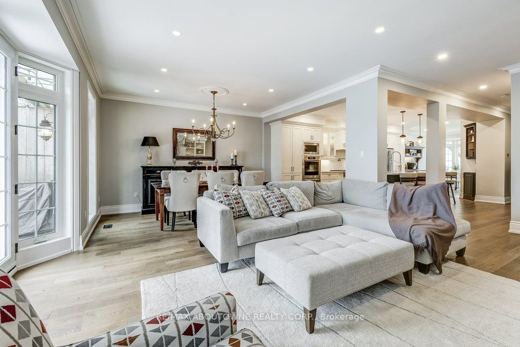 21 Chisholm Street, Oakville ‣ W13508610 21 Chisholm Street, Oakville ‣ W13508610