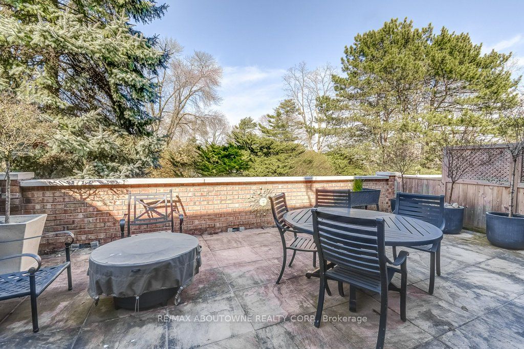 21 Chisholm Street, Oakville ‣ W13508610 21 Chisholm Street, Oakville ‣ W13508610