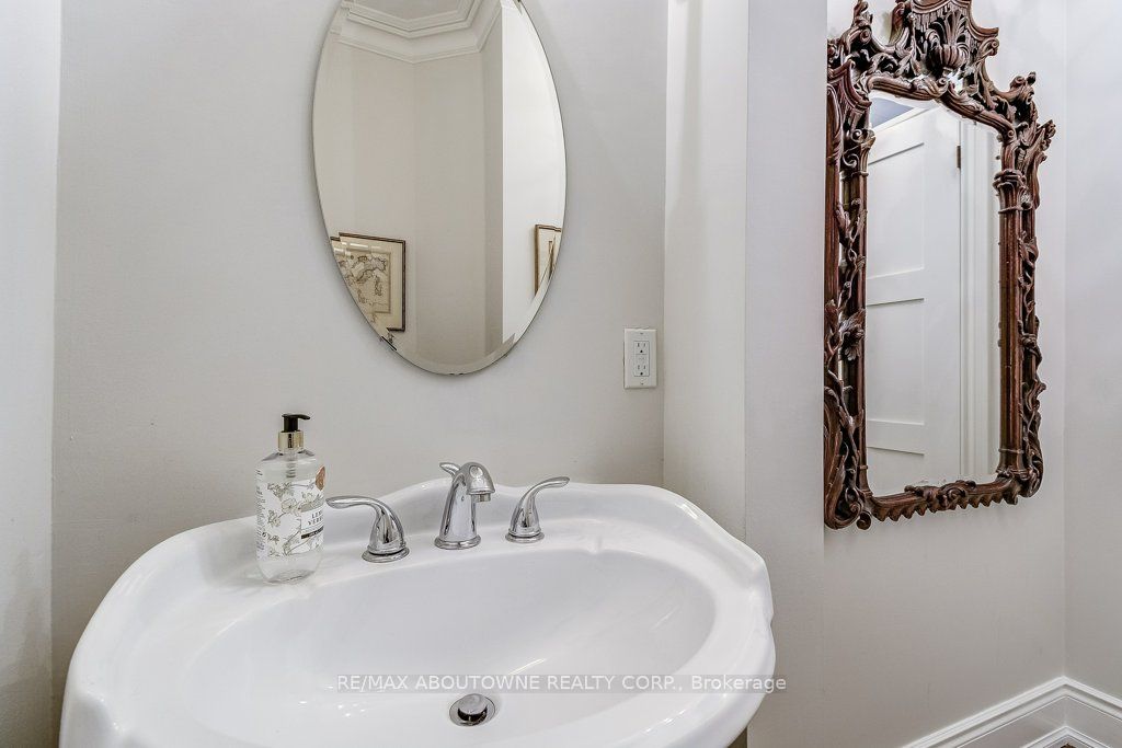 21 Chisholm Street, Oakville ‣ W13508610 21 Chisholm Street, Oakville ‣ W13508610