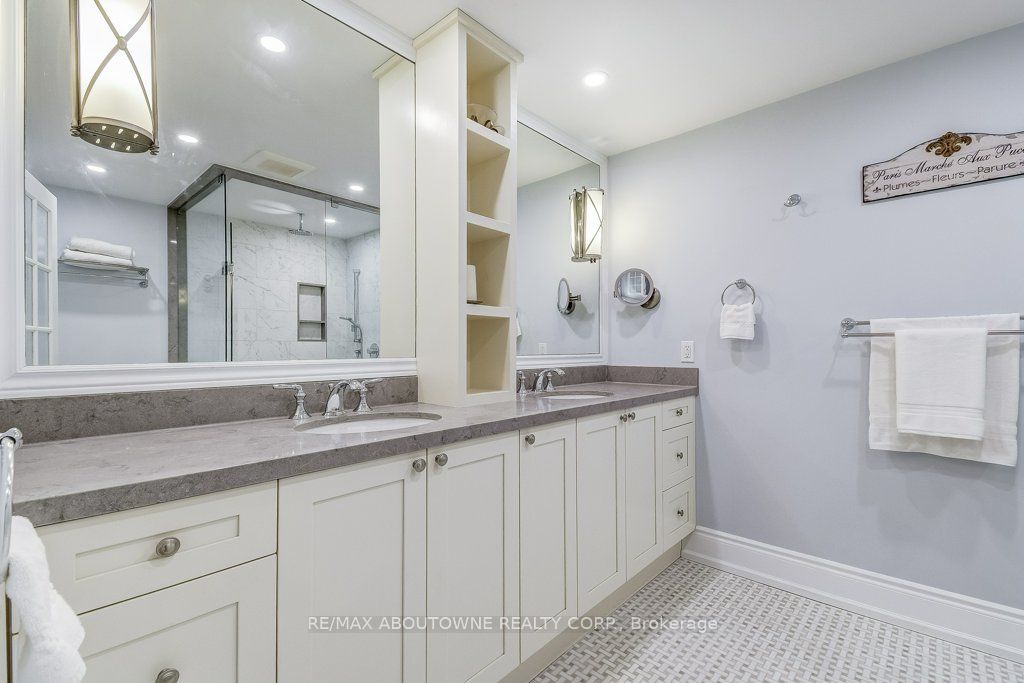 21 Chisholm Street, Oakville ‣ W13508610 21 Chisholm Street, Oakville ‣ W13508610