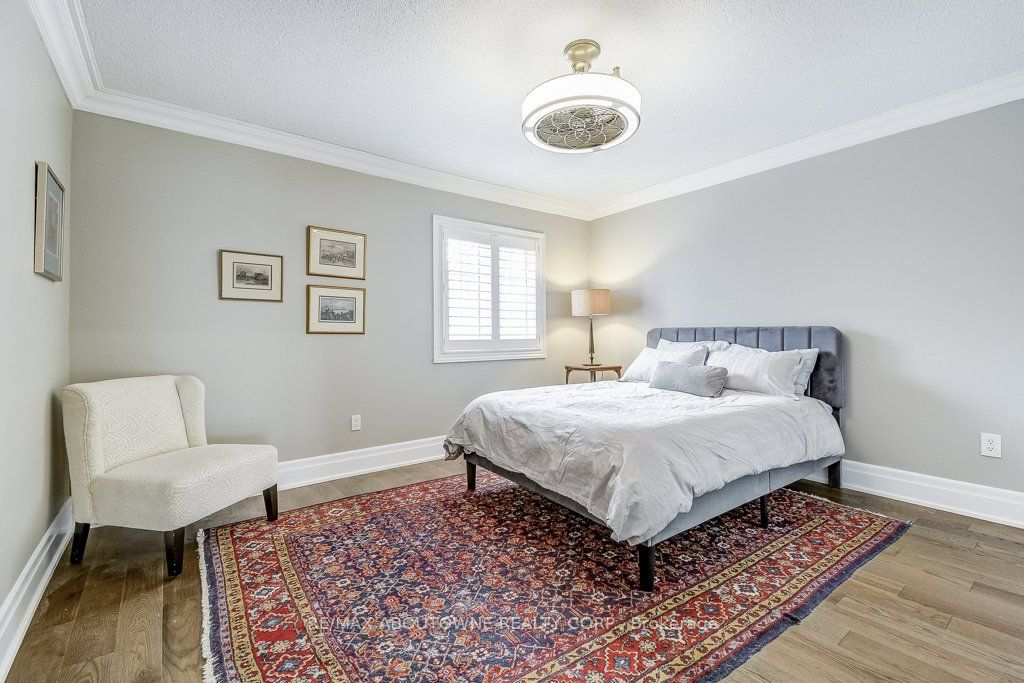 21 Chisholm Street, Oakville ‣ W13508610 21 Chisholm Street, Oakville ‣ W13508610