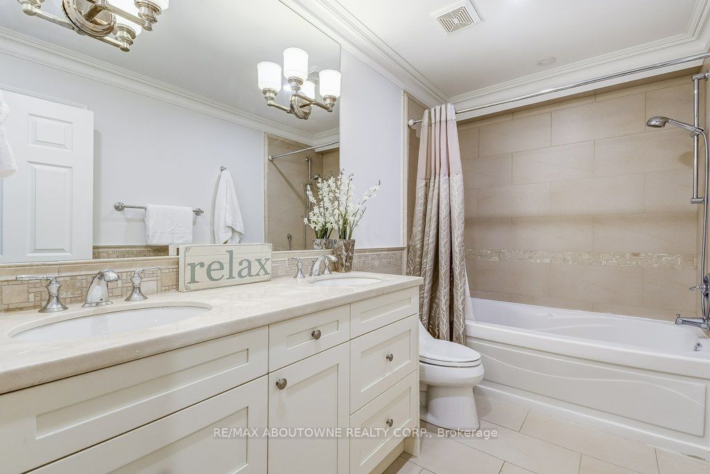 21 Chisholm Street, Oakville ‣ W13508610 21 Chisholm Street, Oakville ‣ W13508610