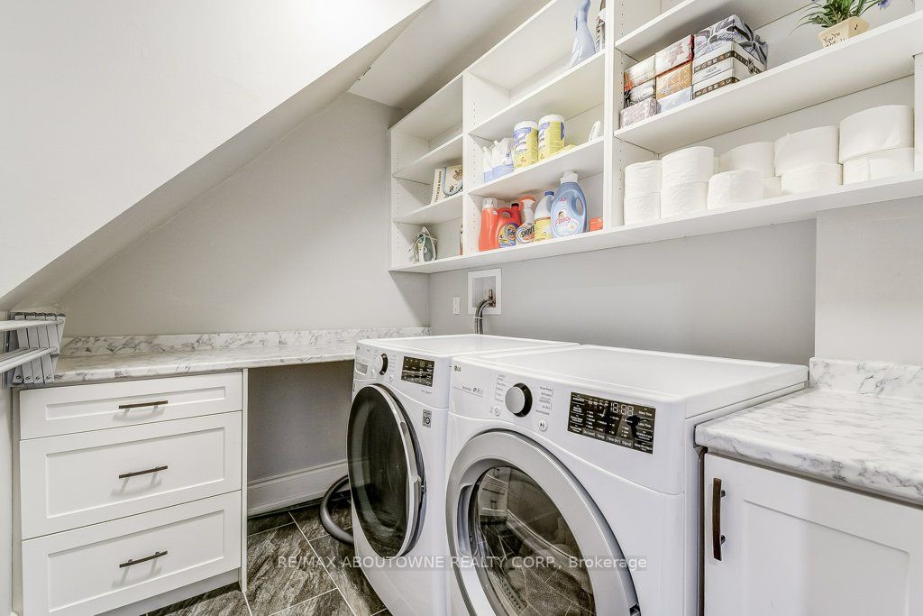 21 Chisholm Street, Oakville ‣ W13508610 21 Chisholm Street, Oakville ‣ W13508610