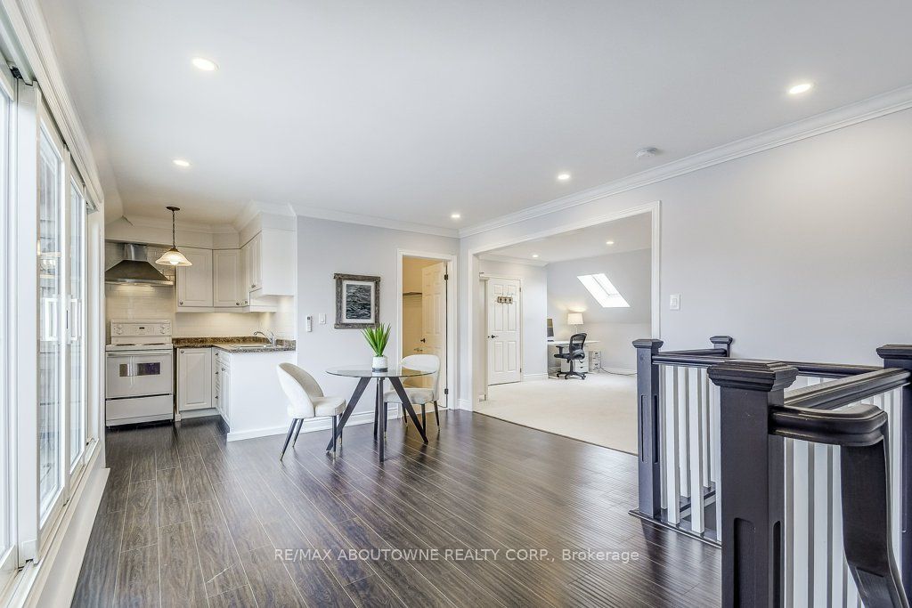 21 Chisholm Street, Oakville ‣ W13508610 21 Chisholm Street, Oakville ‣ W13508610