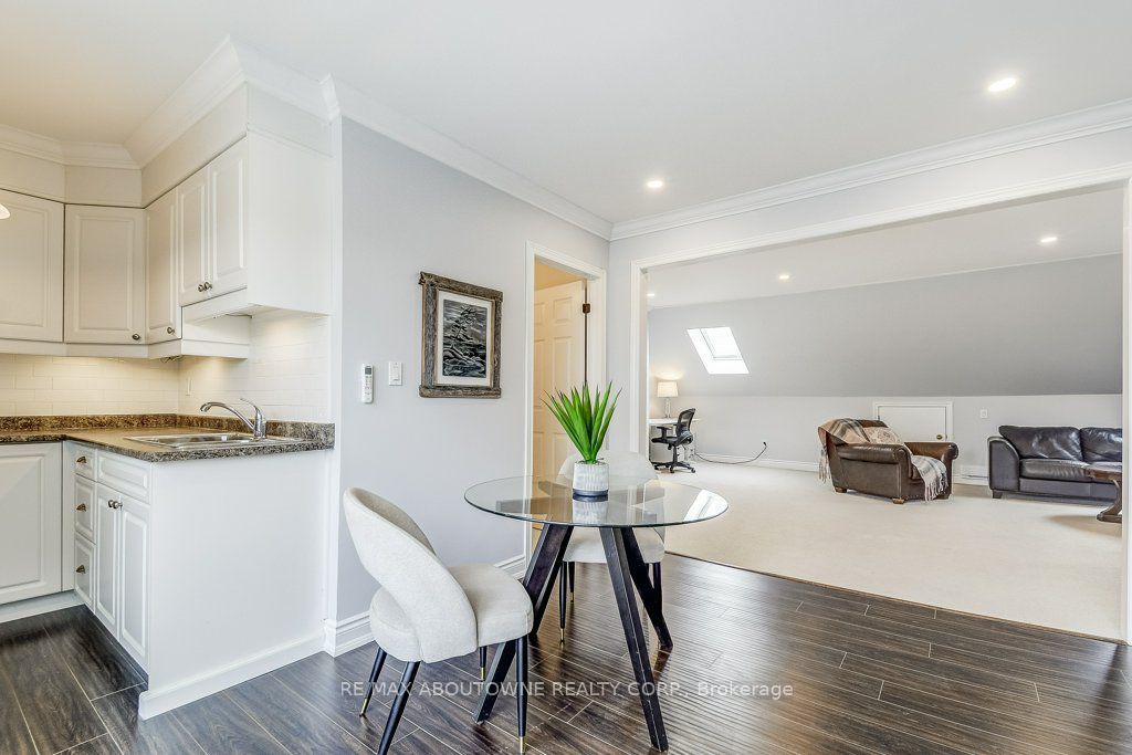 21 Chisholm Street, Oakville ‣ W13508610 21 Chisholm Street, Oakville ‣ W13508610