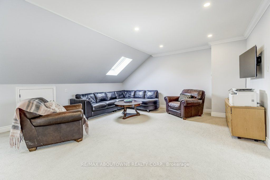 21 Chisholm Street, Oakville ‣ W13508610 21 Chisholm Street, Oakville ‣ W13508610