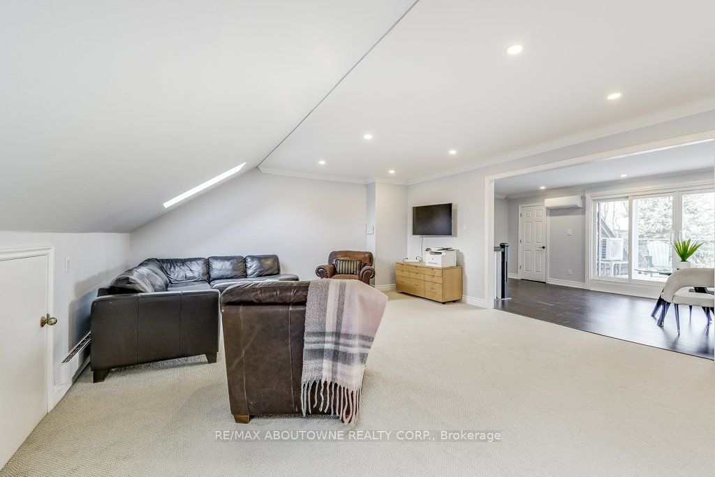 21 Chisholm Street, Oakville ‣ W13508610 21 Chisholm Street, Oakville ‣ W13508610