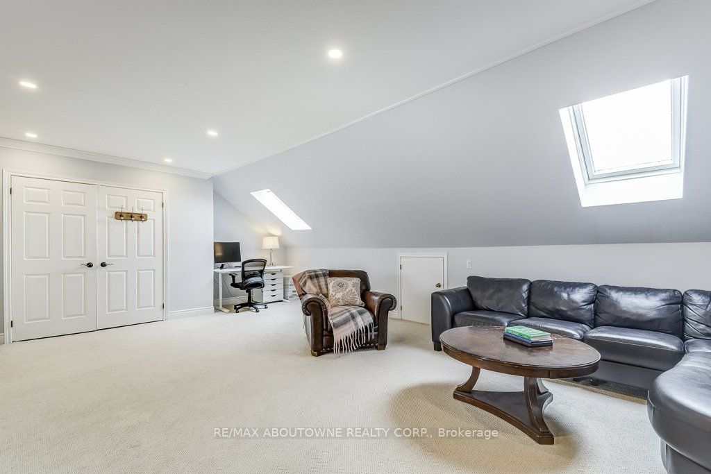 21 Chisholm Street, Oakville ‣ W13508610 21 Chisholm Street, Oakville ‣ W13508610