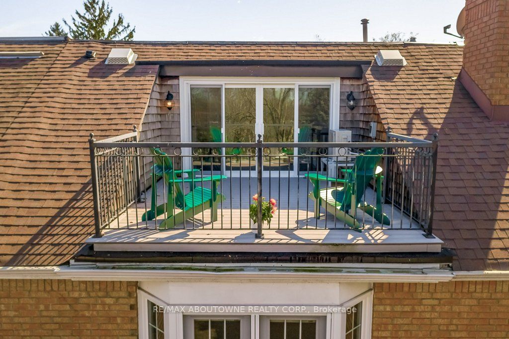 21 Chisholm Street, Oakville ‣ W13508610 21 Chisholm Street, Oakville ‣ W13508610