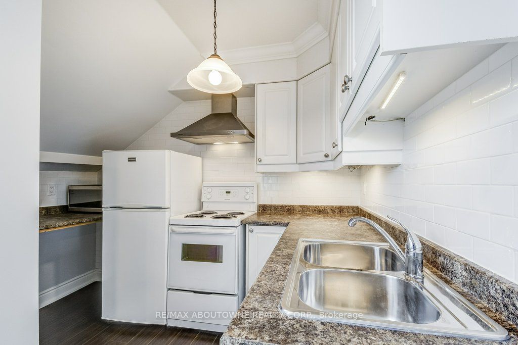 21 Chisholm Street, Oakville ‣ W13508610 21 Chisholm Street, Oakville ‣ W13508610